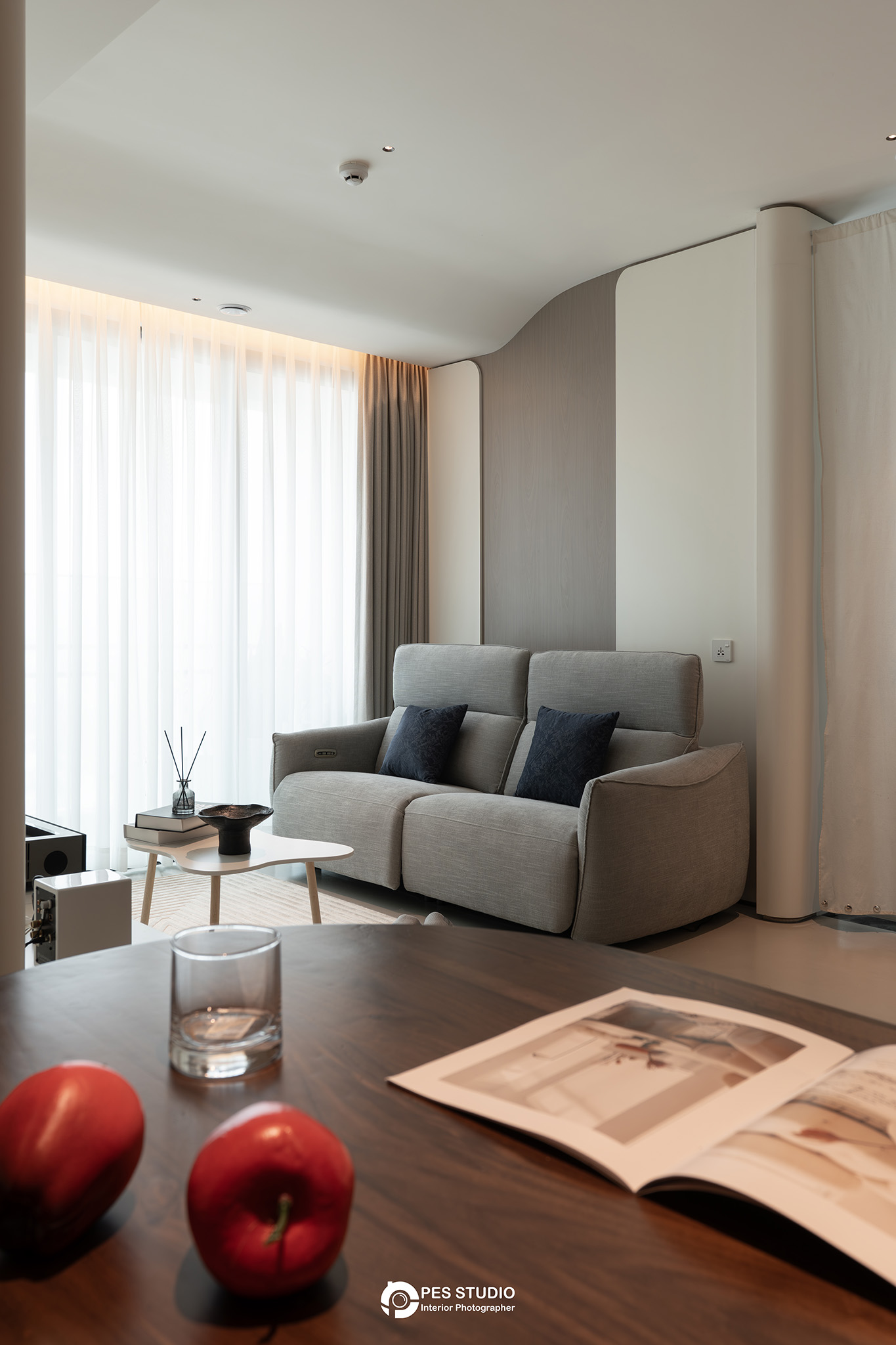Phòng khách Feliz En Vista nhìn từ khu bếp qua bộ sofa xám
