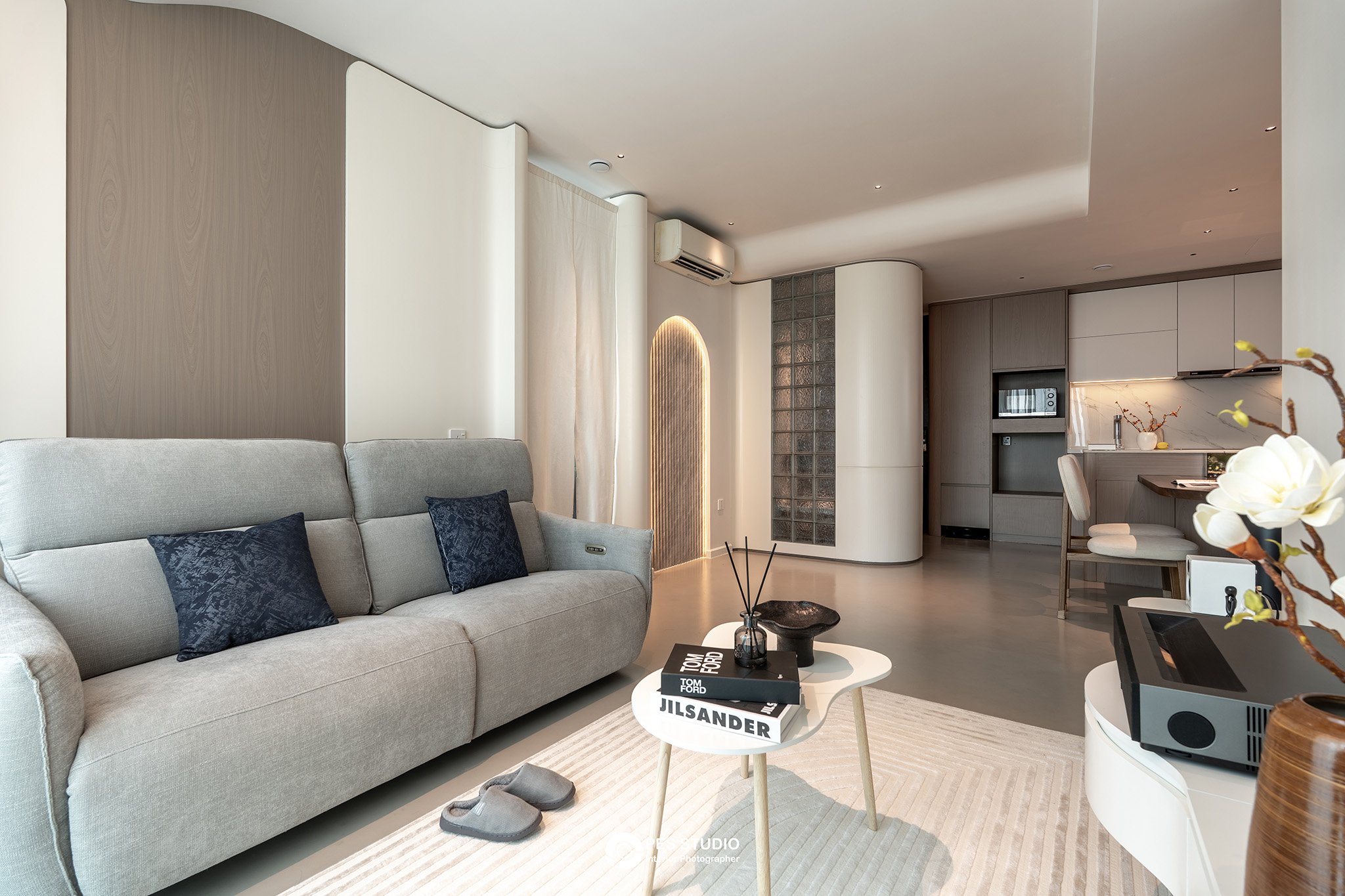 Sofa xám và bàn trà tròn trong căn hộ Feliz En Vista