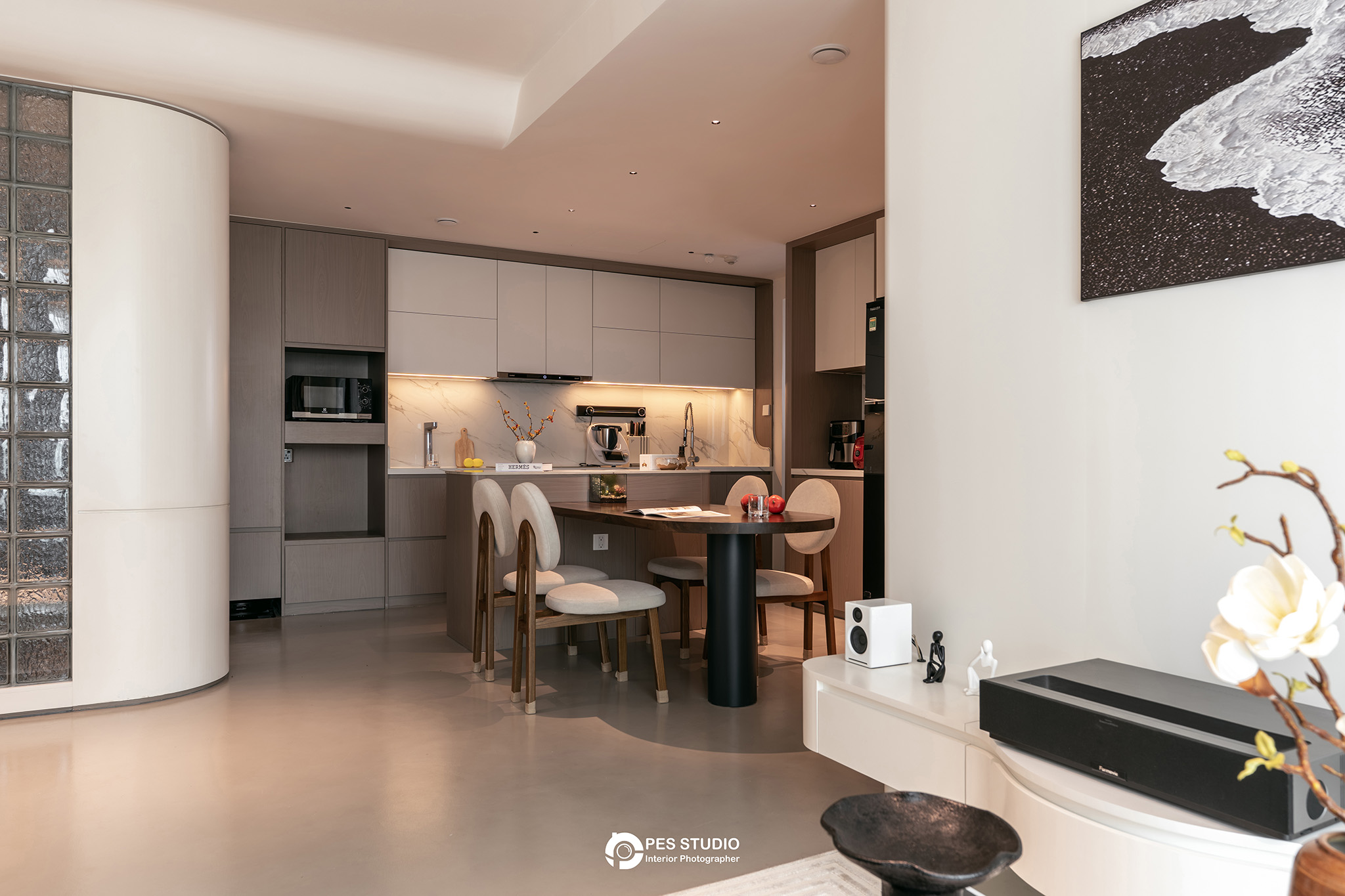 Bếp căn hộ Feliz En Vista nhìn từ phòng khách với tủ bếp trắng