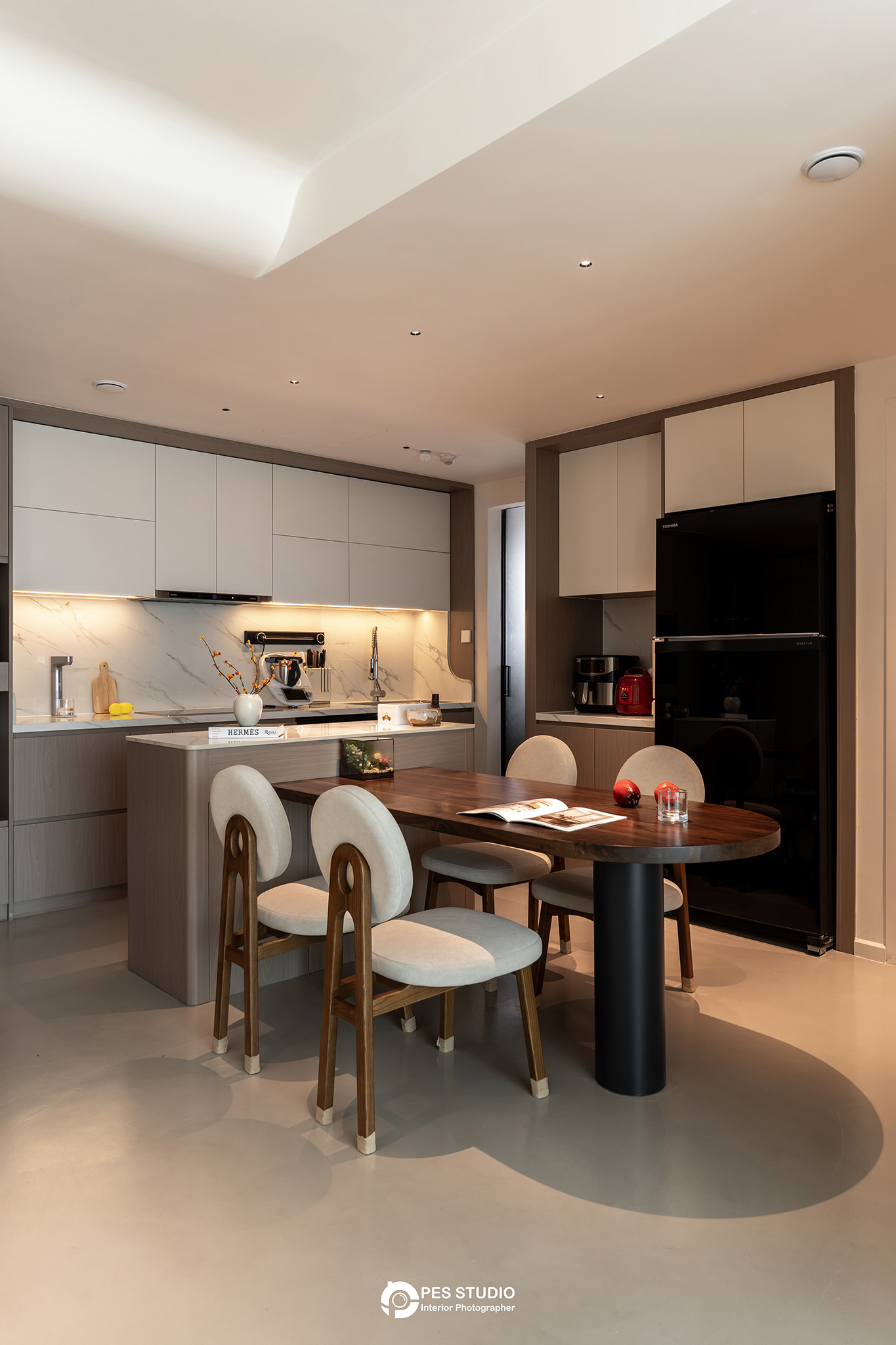 Bàn ăn tròn căn hộ Feliz En Vista với ghế bọc nỉ và đèn thả