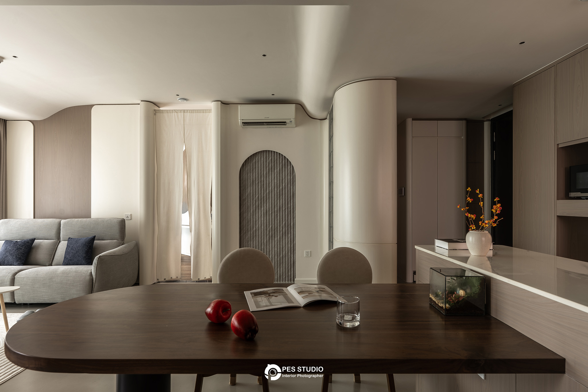 Hành lang căn hộ Feliz En Vista với vách gỗ và cửa phòng