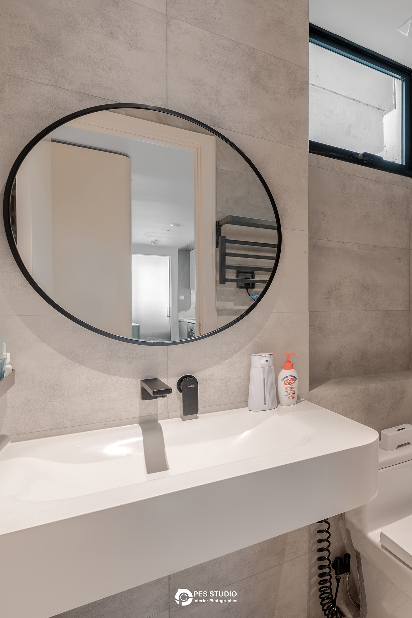 Phòng tắm căn hộ Feliz En Vista với gương tròn và lavabo đặt bàn