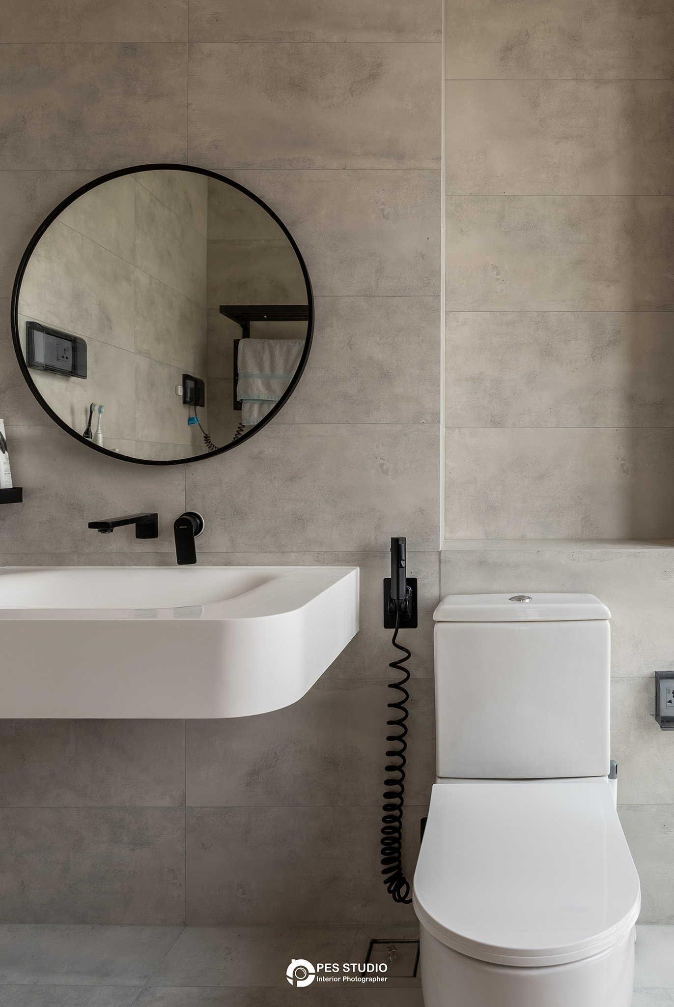 Phòng tắm căn hộ Feliz En Vista với lavabo treo và vòi đen