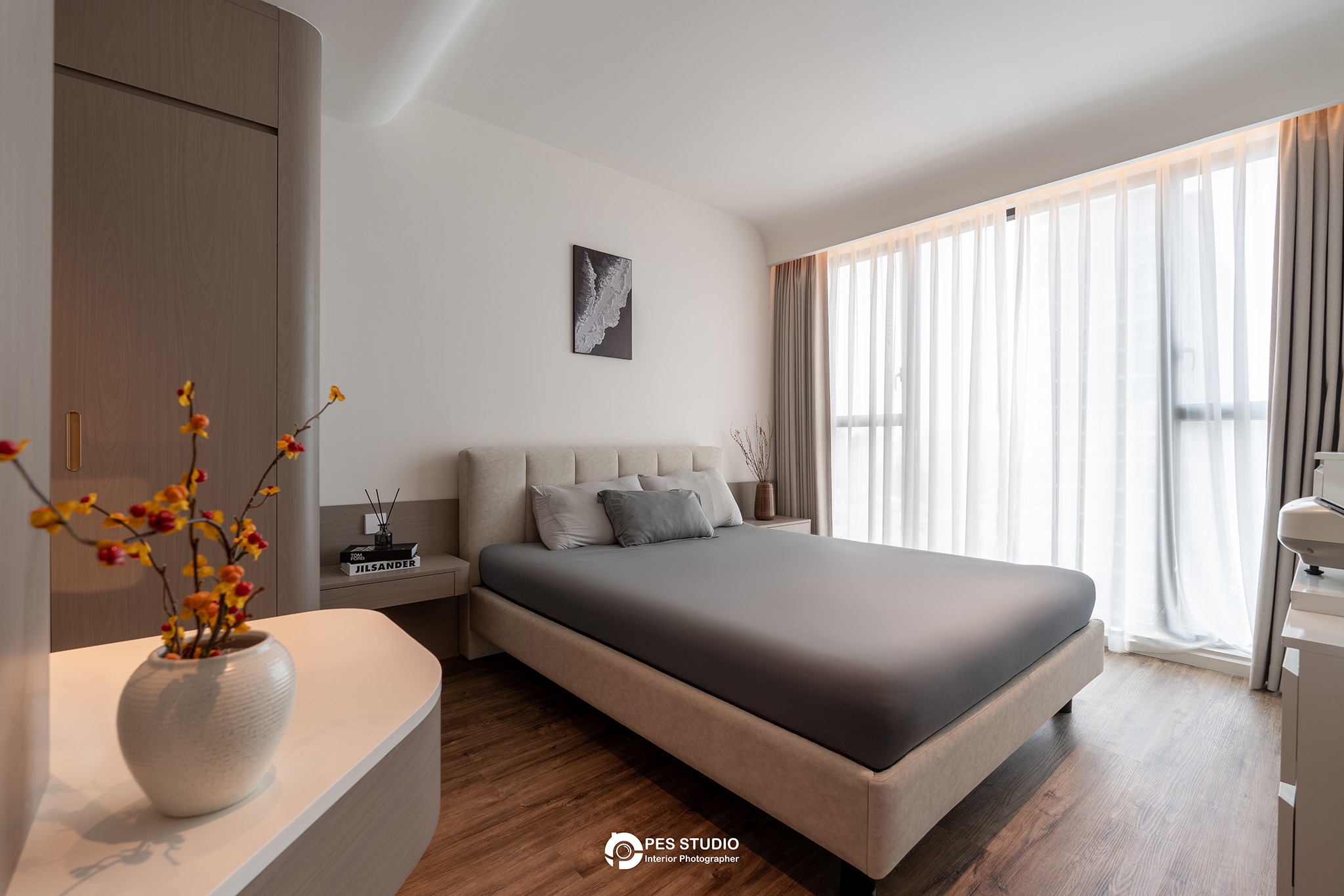Phòng ngủ Feliz En Vista với chăn xám và cửa sổ rèm voan