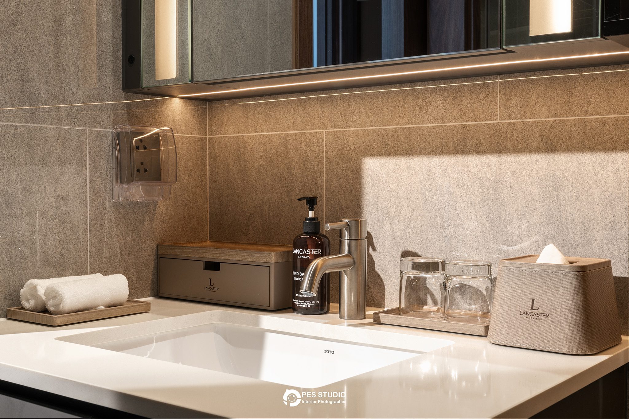 Bàn lavabo Lancaster Legacy với chậu rửa đặt bàn và bộ đồ dùng