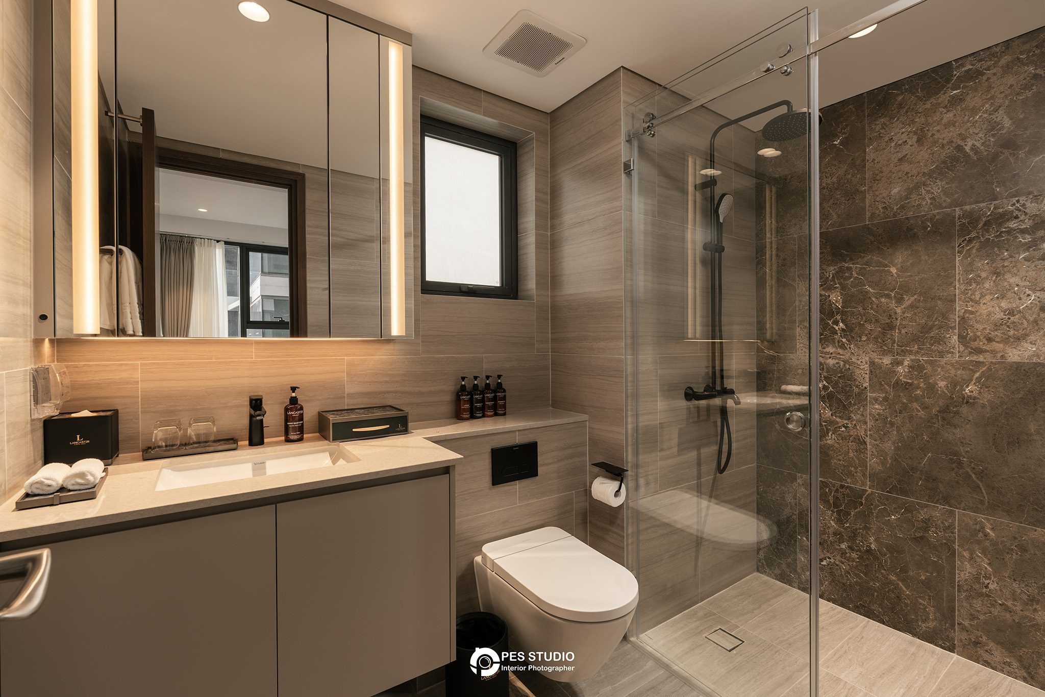 Phòng tắm Lancaster Legacy với buồng sen kính và tủ lavabo gỗ
