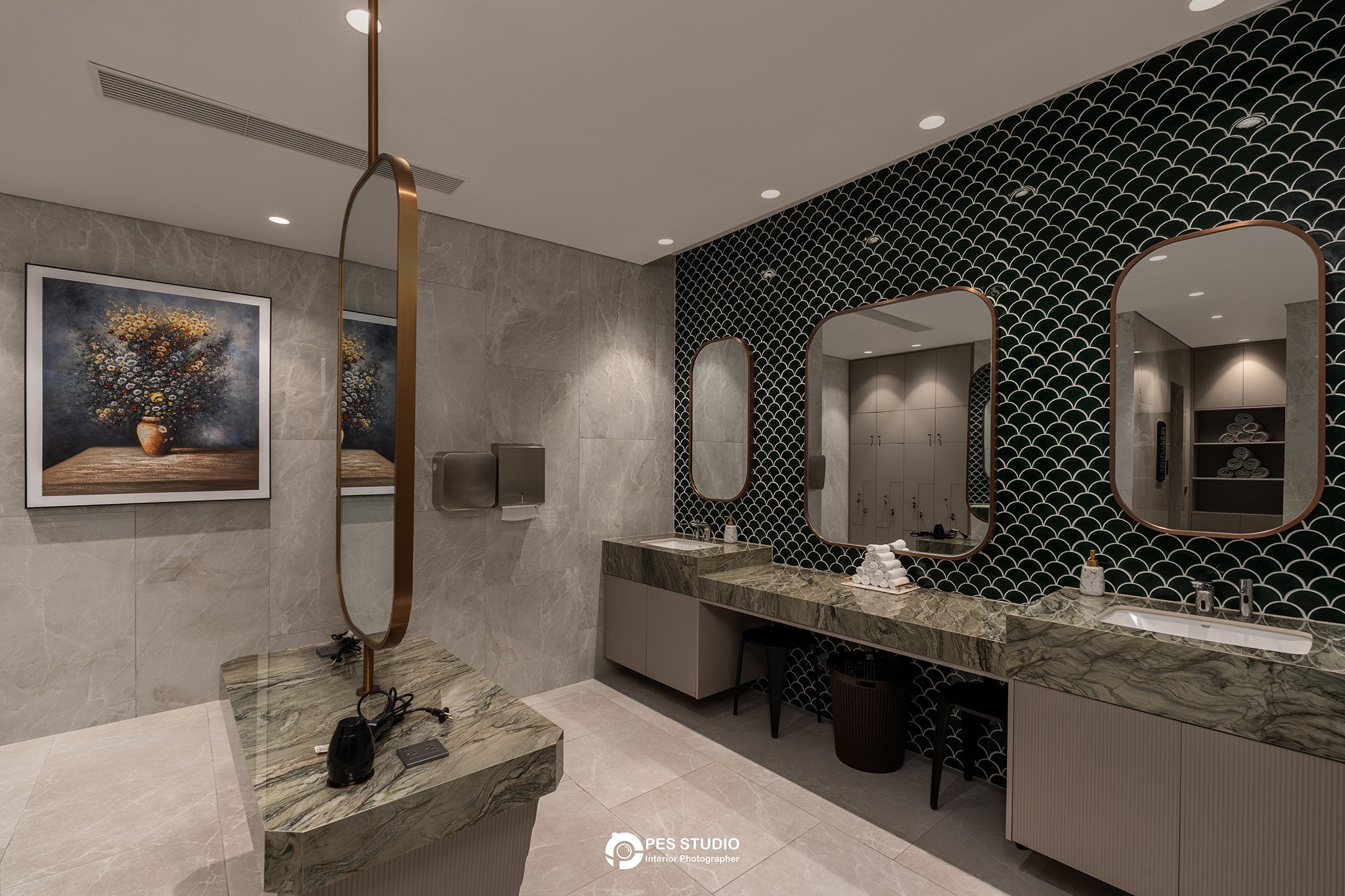 Phòng tắm Lancaster Legacy với lavabo đôi và tường ốp gạch mosaic