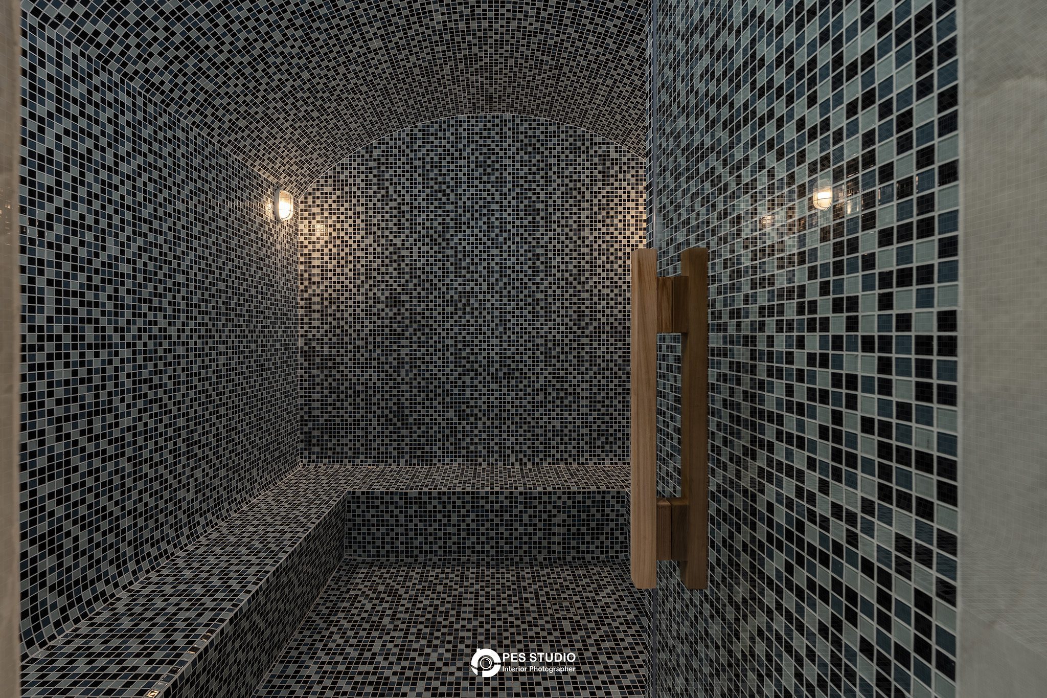 Cận cảnh tường gạch mosaic xanh và bồn tắm tại Lancaster Legacy