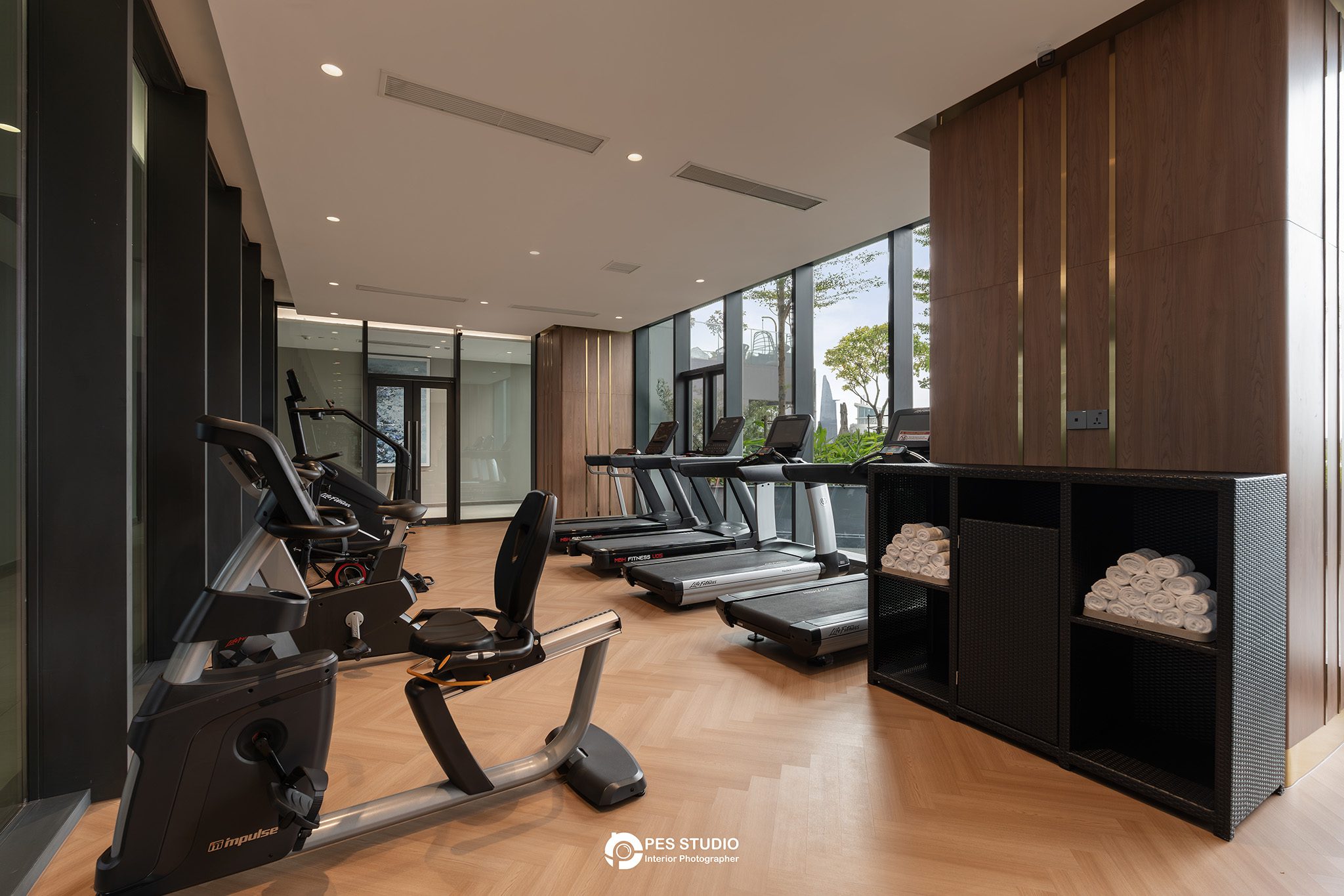 Phòng gym Lancaster Legacy Tower với thiết bị tập và trần cao