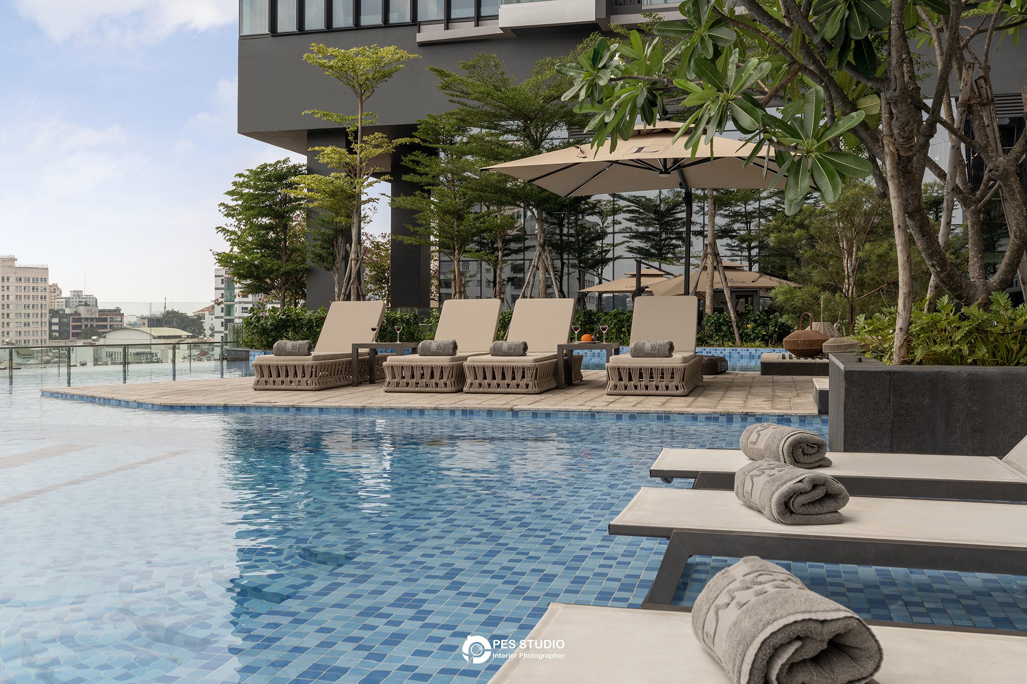 Hồ bơi Lancaster Legacy Tower nhìn ra khu cây xanh của toà nhà