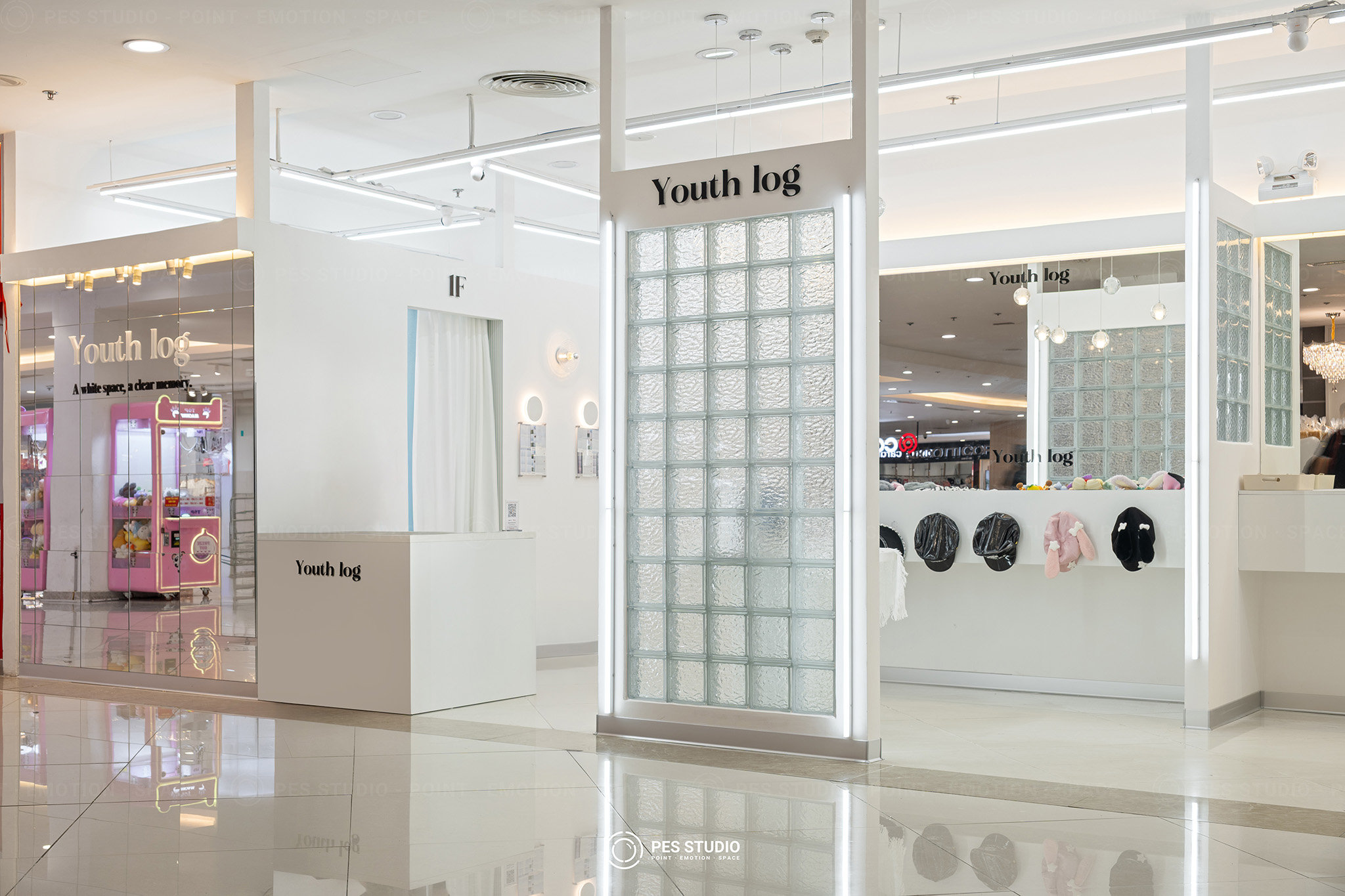 Lối vào cửa hàng Youth Log nhìn từ hành lang trung tâm thương mại