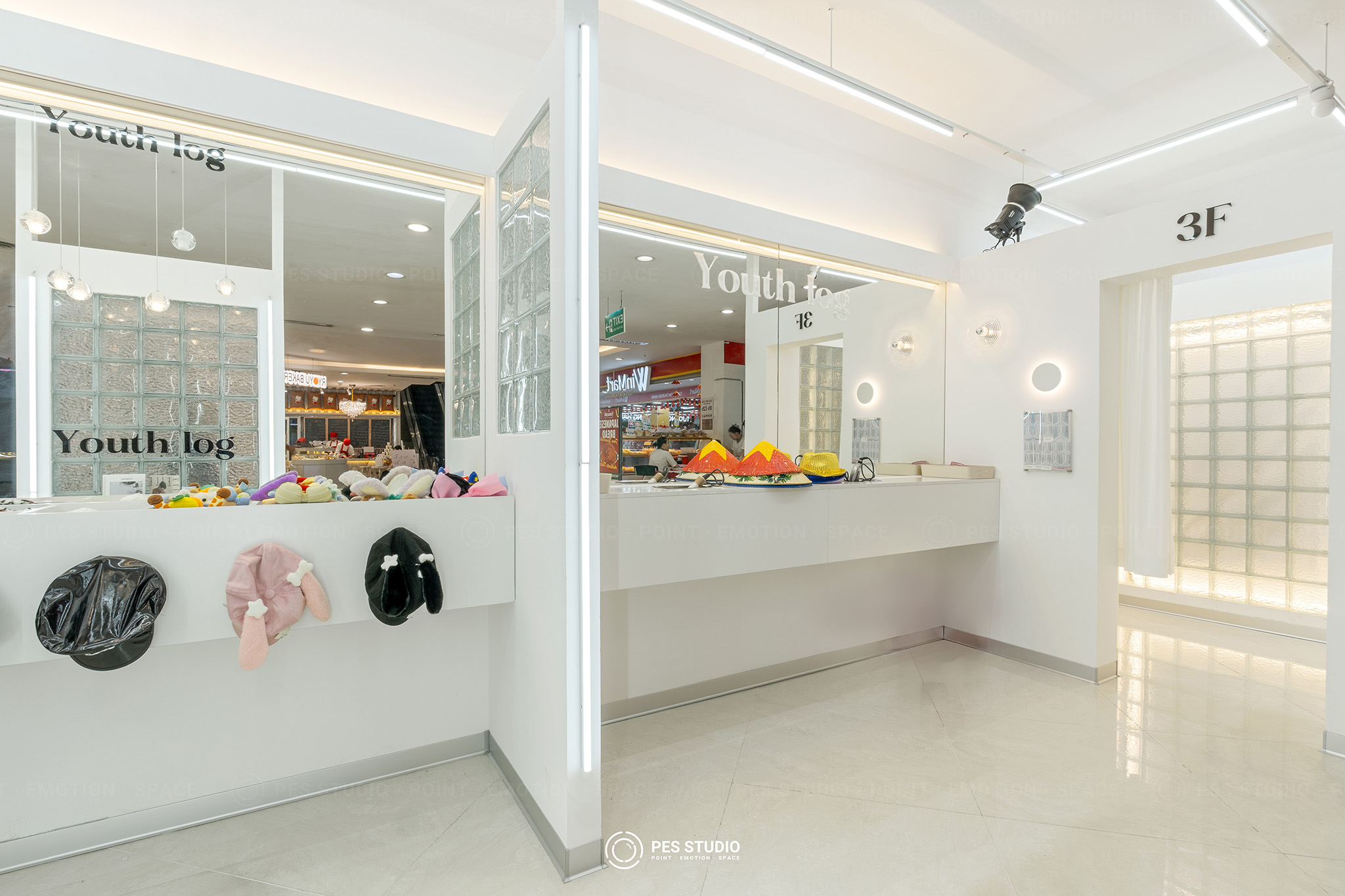 Quầy trưng bày phụ kiện Youth Log với hệ đèn led viền trắng
