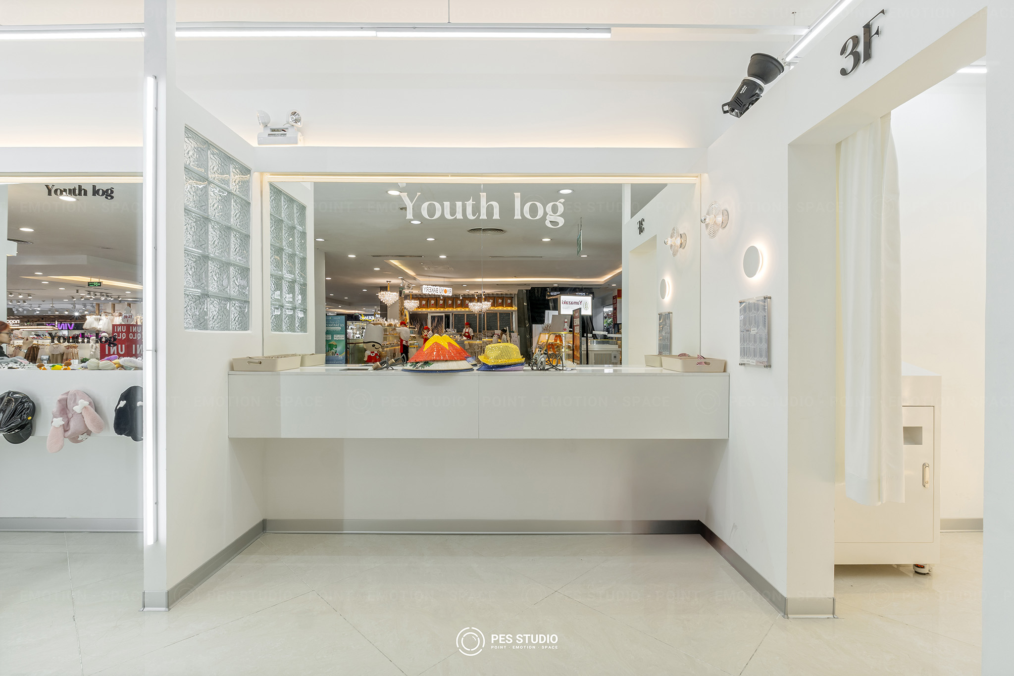 Quầy thu ngân Youth Log tầng 3 với mặt bàn trắng liền khối
