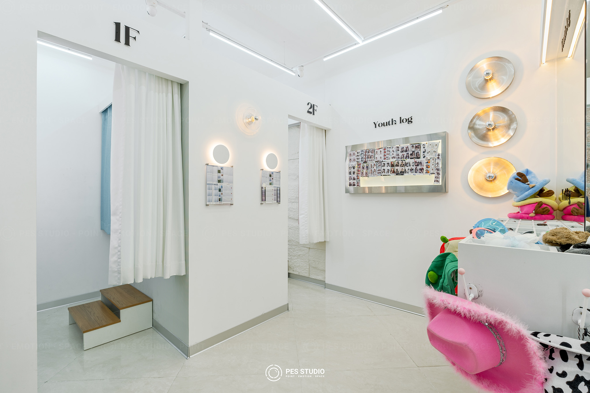 Buồng chụp ảnh Youth Log với rèm trắng và gương tròn viền đèn
