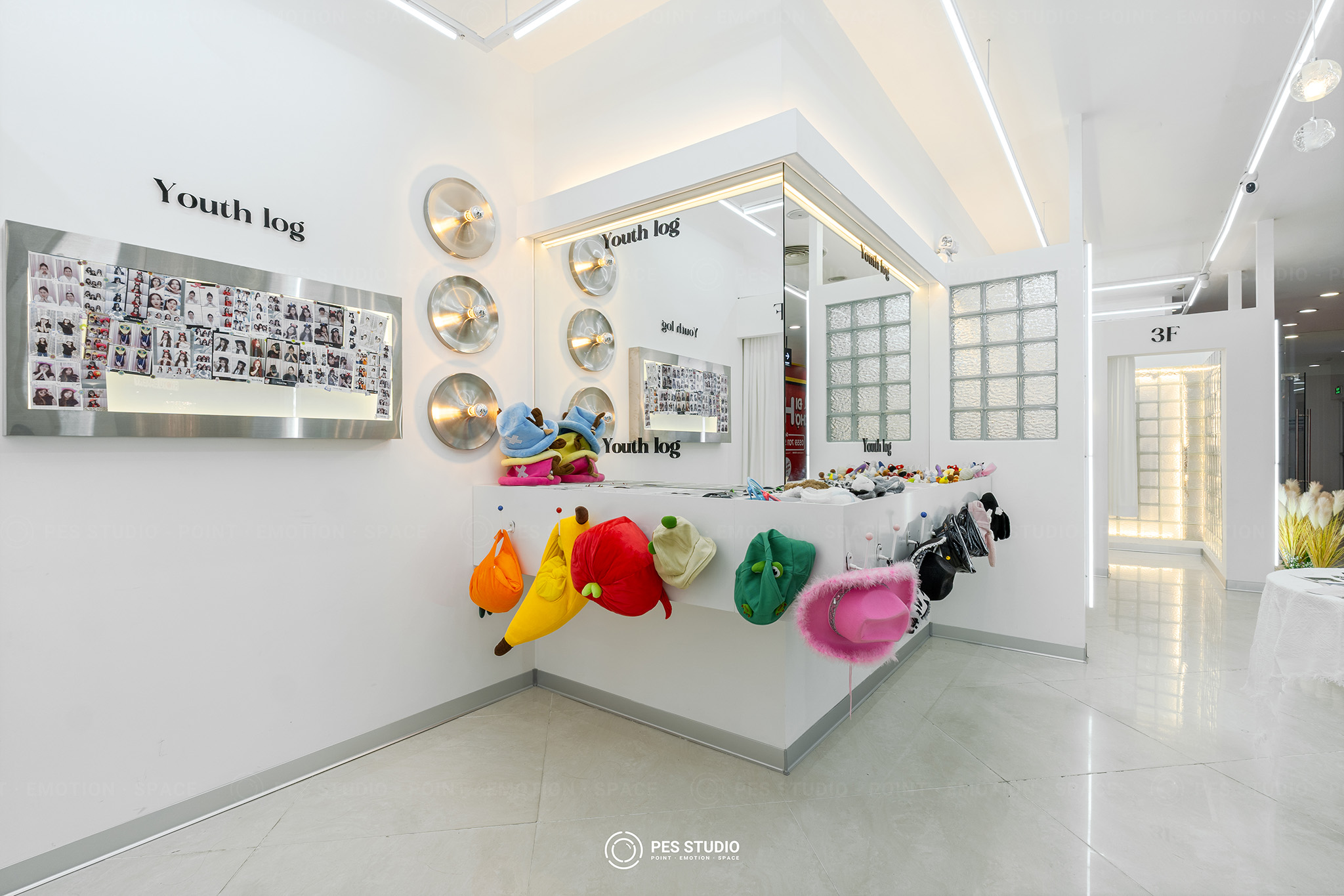 Tường trưng bày mẫu ảnh Youth Log với gương tròn viền đèn led