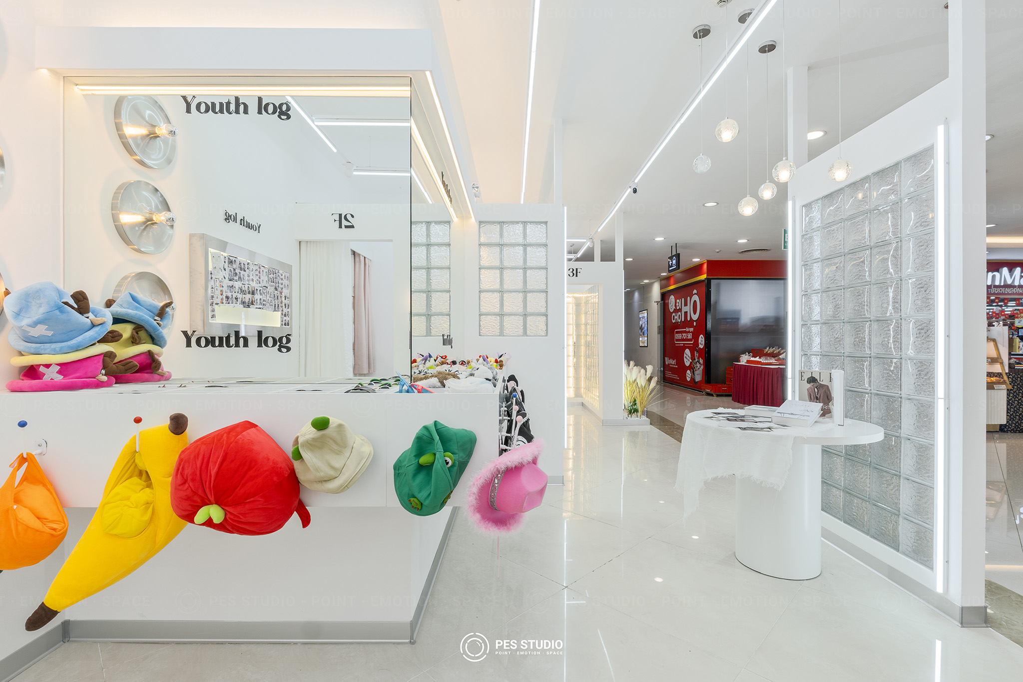 Quầy phụ kiện Youth Log với mũ màu neon và thú bông bày sẵn