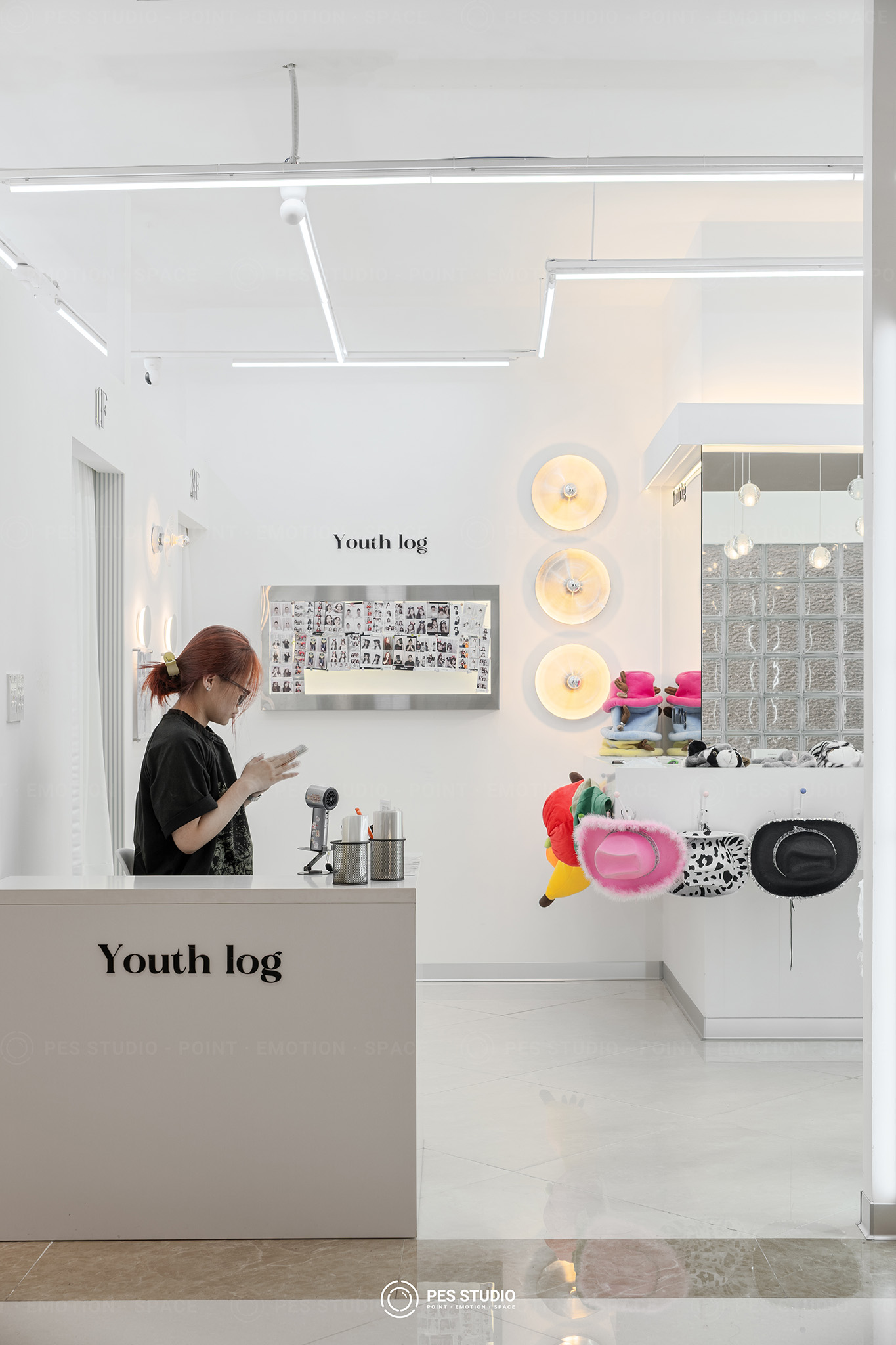 Vách gạch kính Youth Log lên đèn tạo mảng sáng dọc theo lối đi