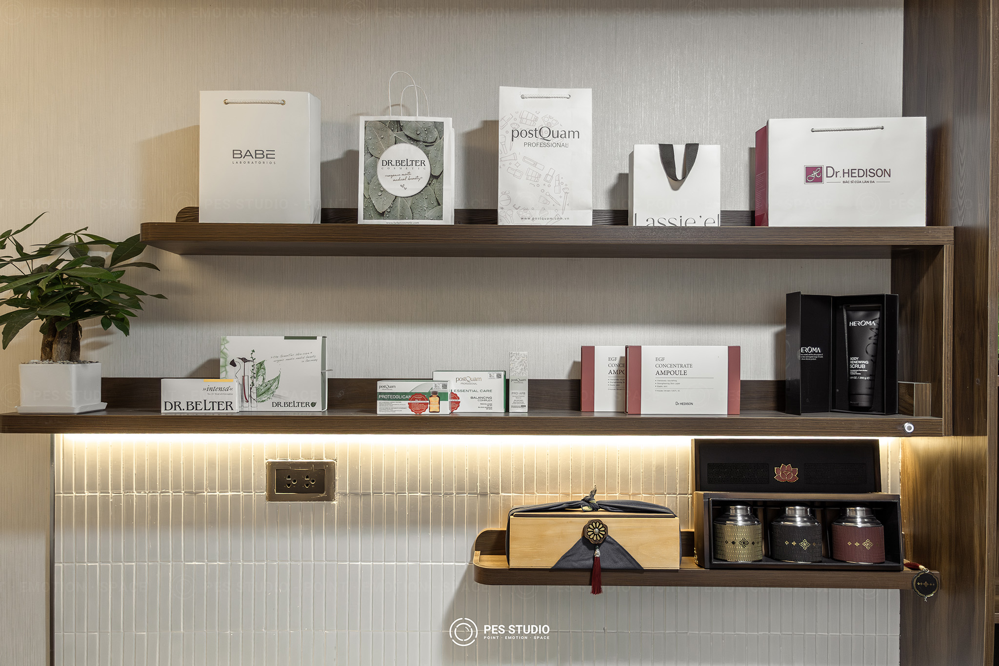 Kệ trưng bày mỹ phẩm Yvan Aesthetics với dải đèn led hắt dưới từng tầng