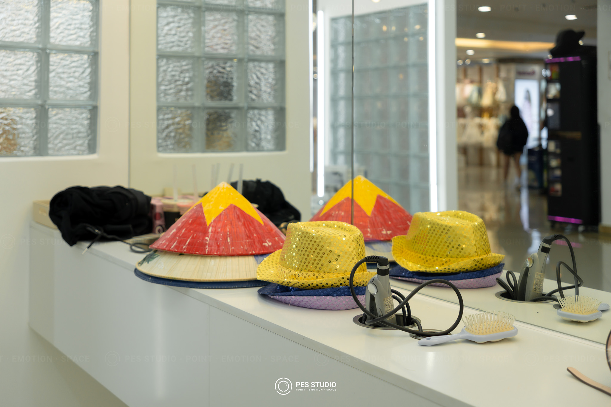 Mũ và phụ kiện màu neon bày trên quầy trắng của Youth Log