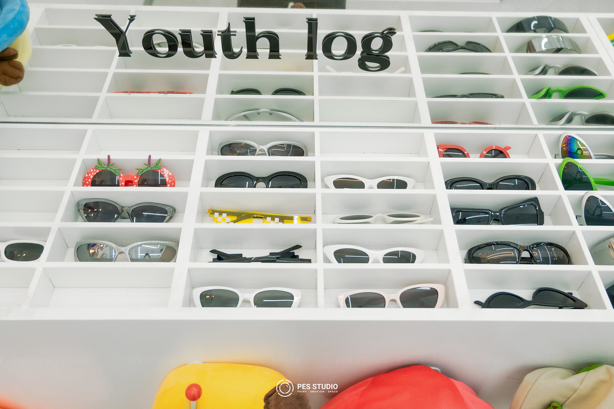 Thú bông và phụ kiện bày trong khay trưng bày Youth Log