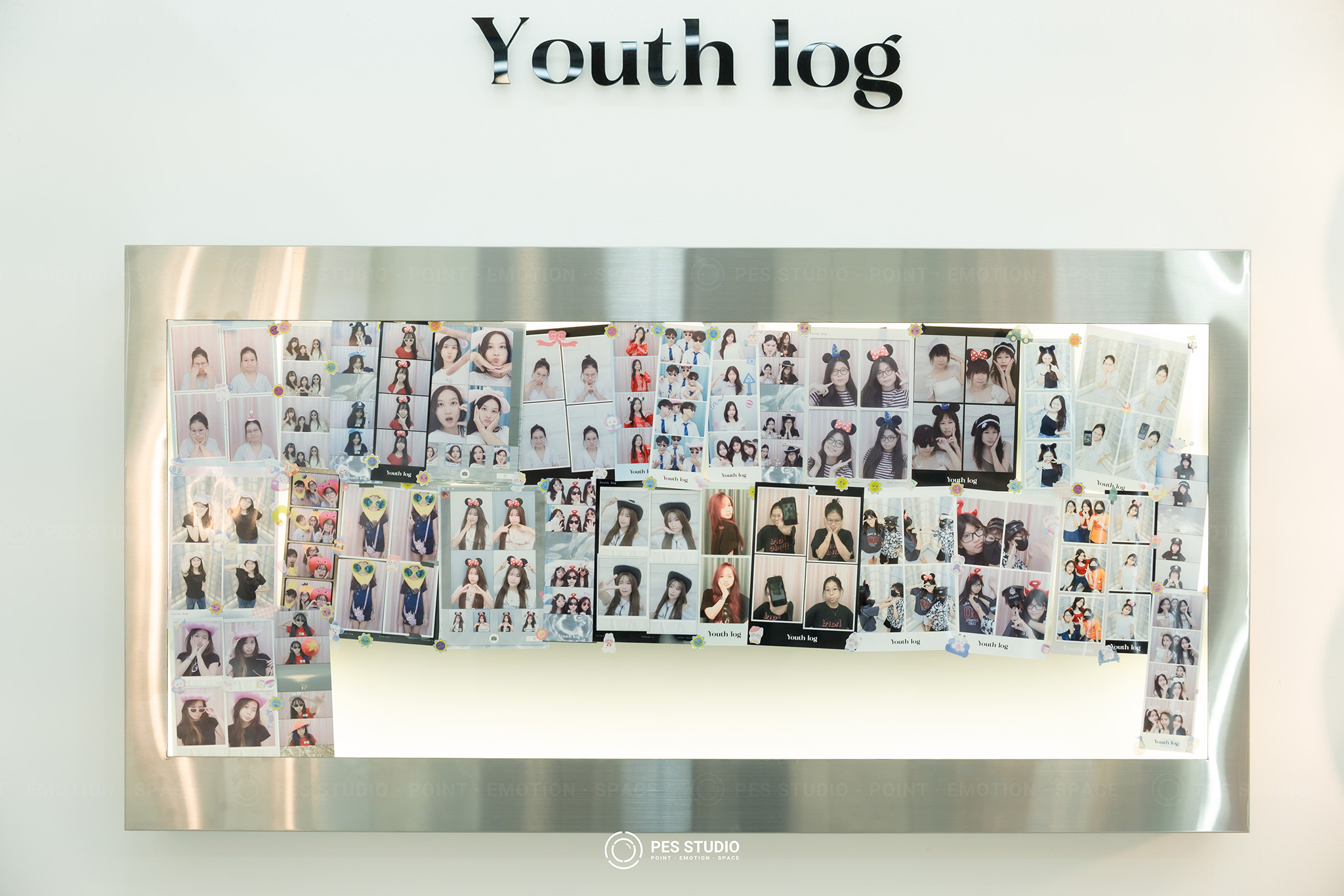 Nhân viên Youth Log hỗ trợ nhóm khách chọn phụ kiện