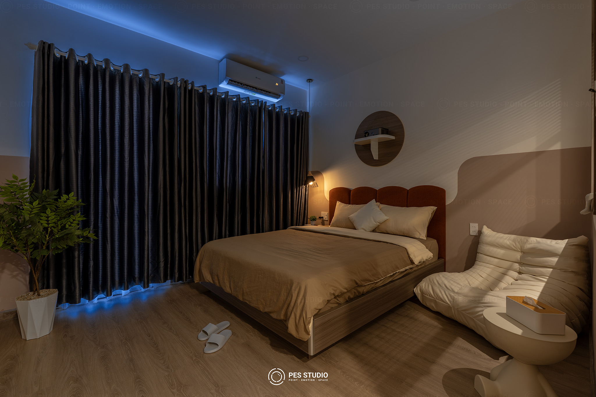 Góc phòng ngủ homestay với ghế Togo kem và rèm hai lớp đón sáng