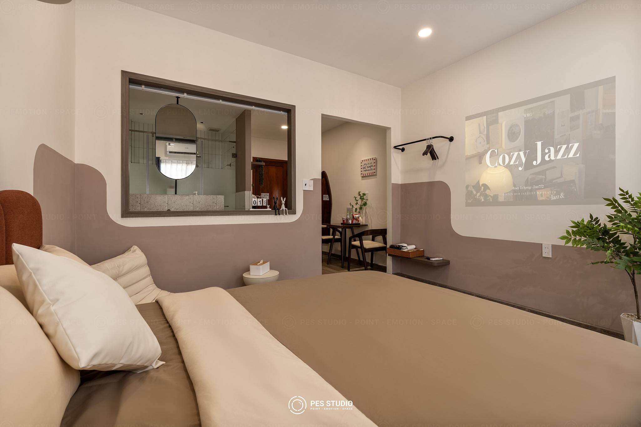 Khu vực nghỉ trong phòng homestay với máy chiếu gắn mảng gỗ tròn