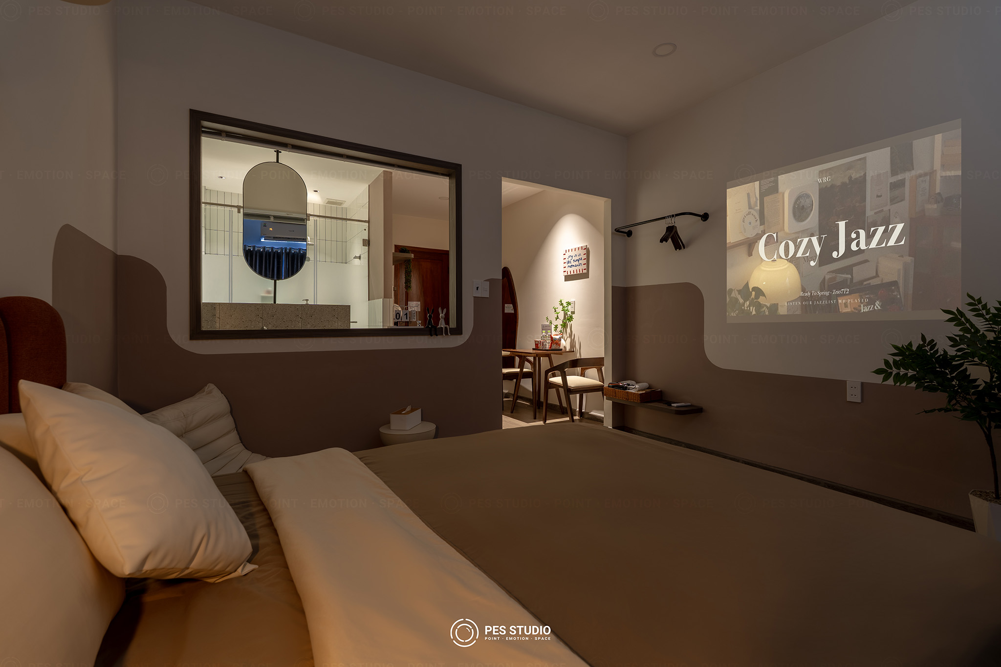 Phòng ngủ homestay nhìn về phía ban công, sàn gỗ và rèm voan trắng
