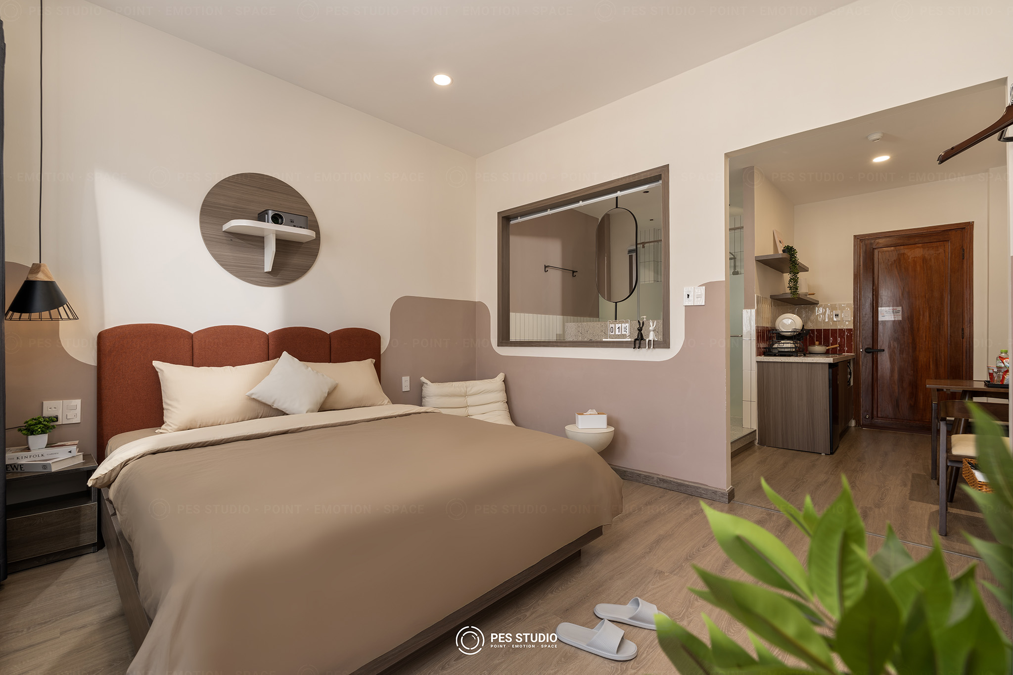 Góc pha trà và kệ tiện ích trong phòng homestay Thera Home