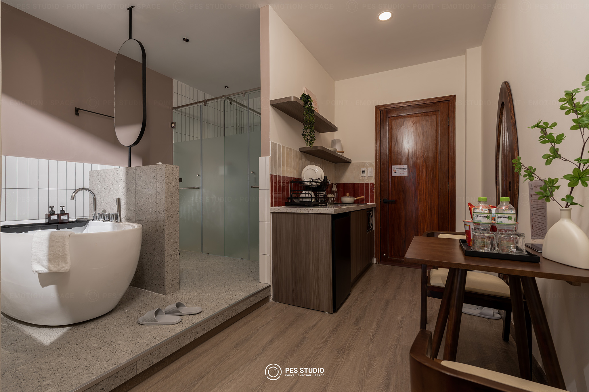 Chi tiết trang trí đầu giường và đèn thả trong phòng homestay