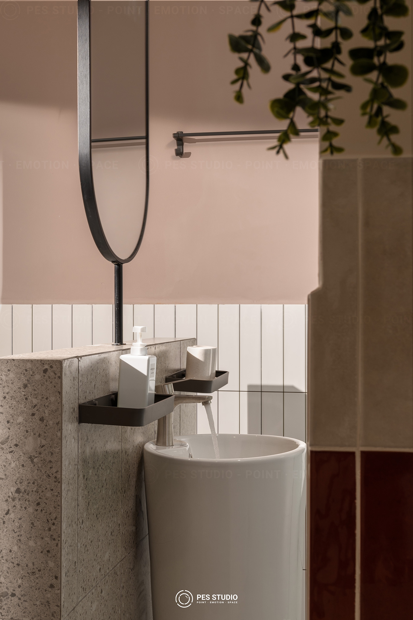 Chi tiết lavabo trụ và mặt đá terrazzo trong phòng tắm homestay