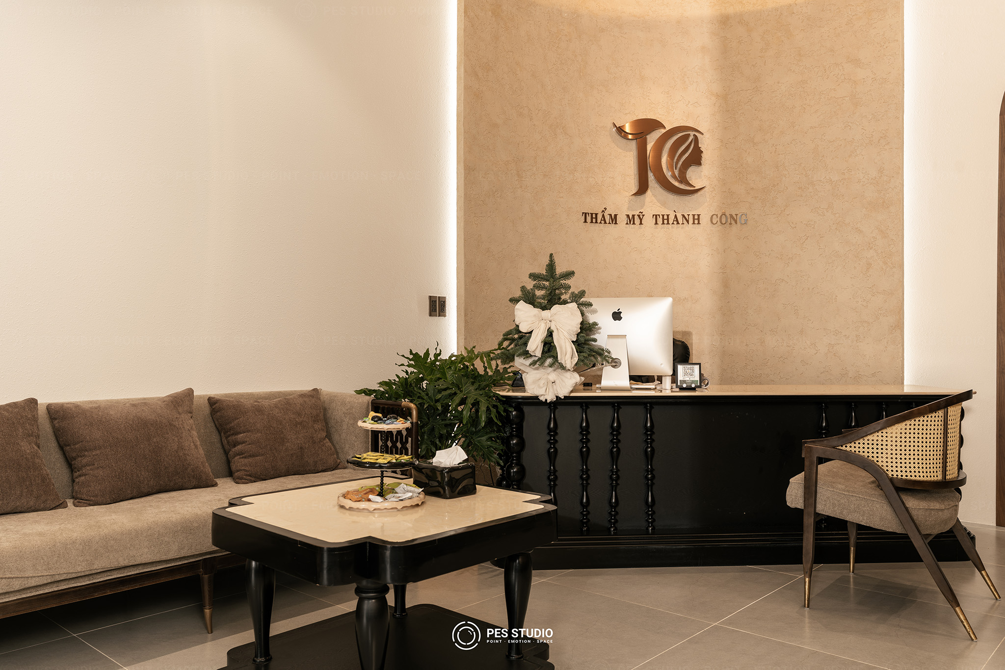 Quầy lễ tân viện thẩm mỹ Thành Công Bạc Liêu với logo gắn tường
