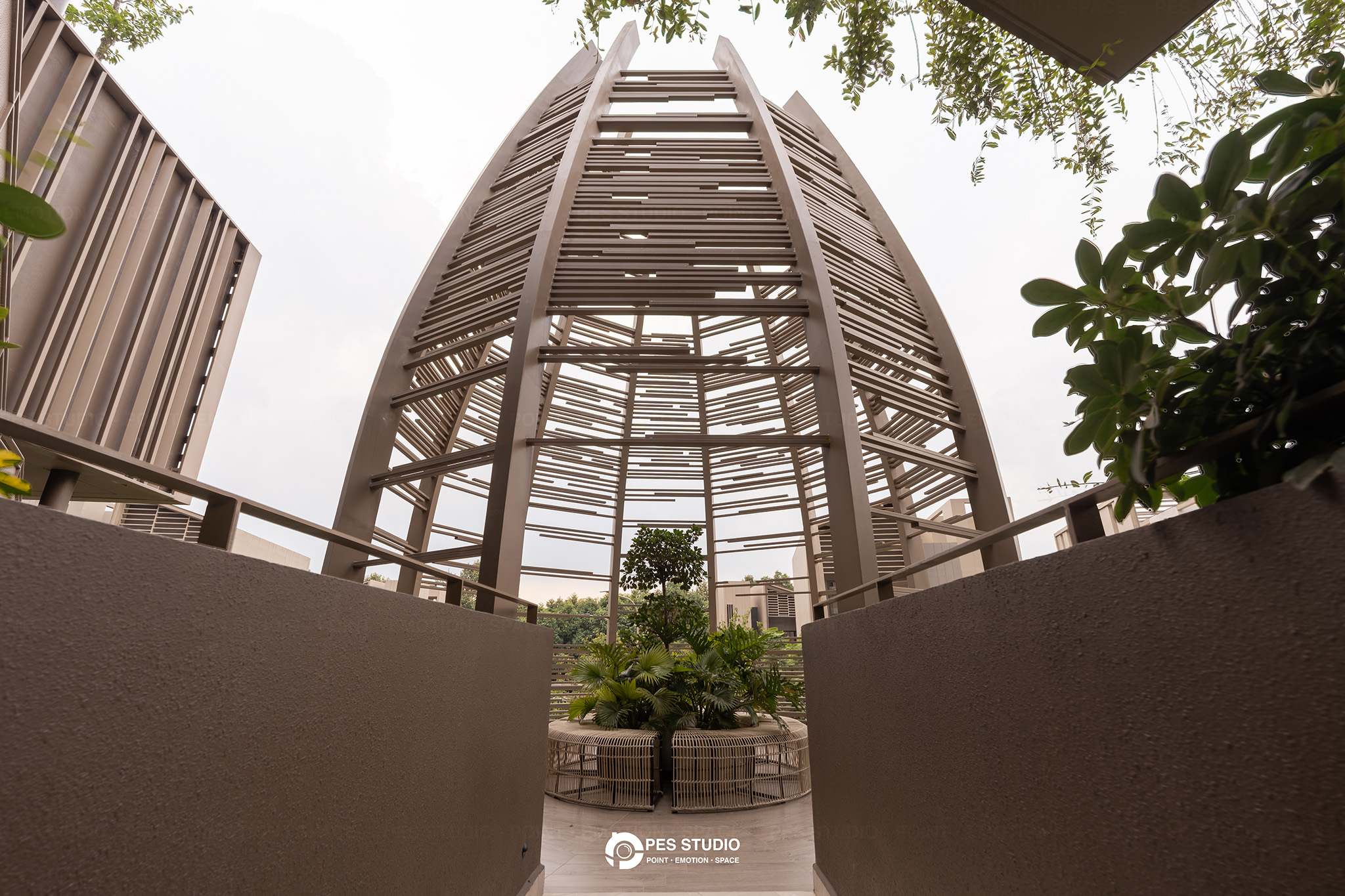 Giàn khung gỗ hình vòm trên sân thượng villa Sycamore nhìn từ dưới lên