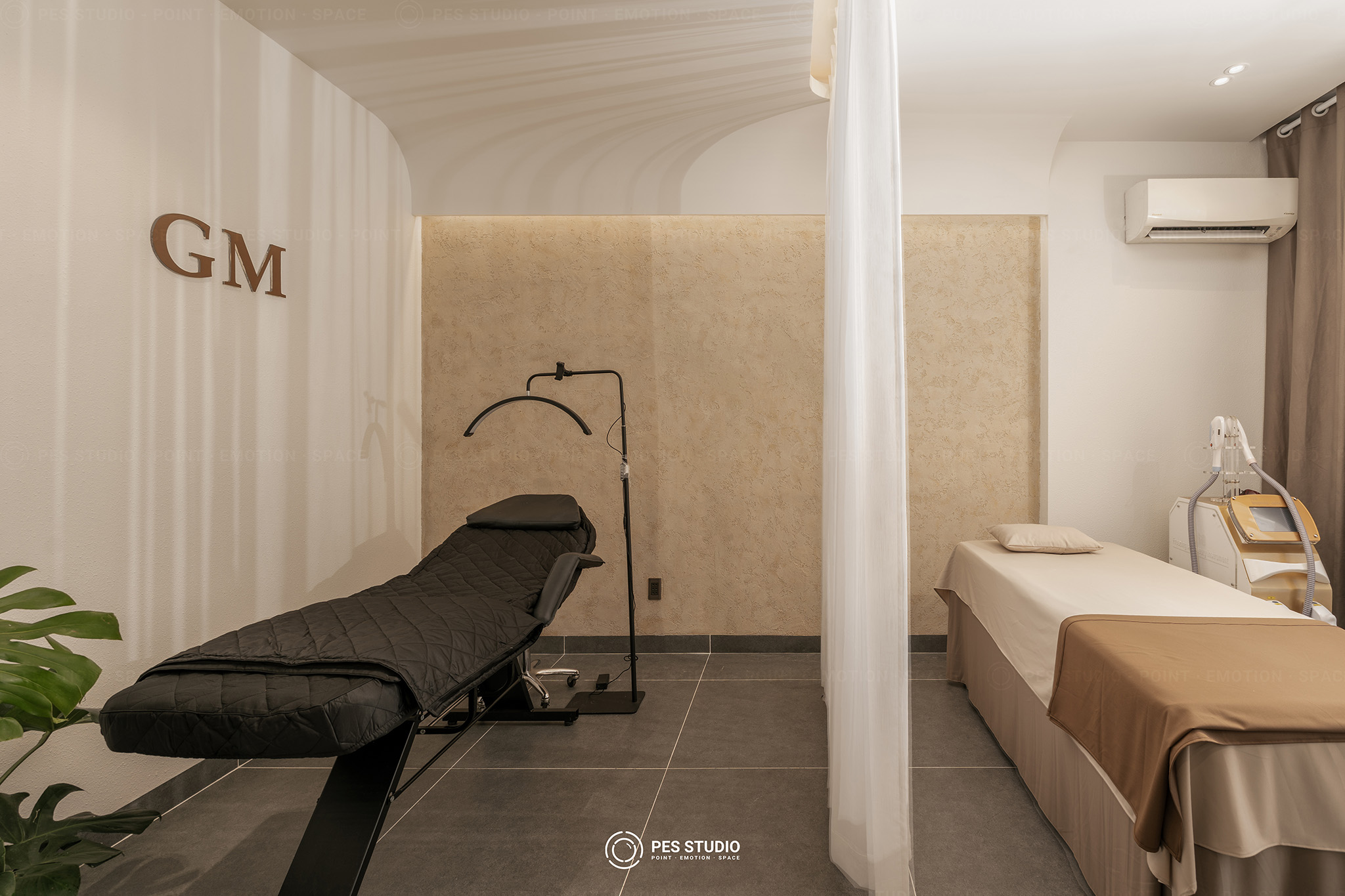 Phòng trị liệu GM viện thẩm mỹ Thành Công với hai giường và rèm ngăn