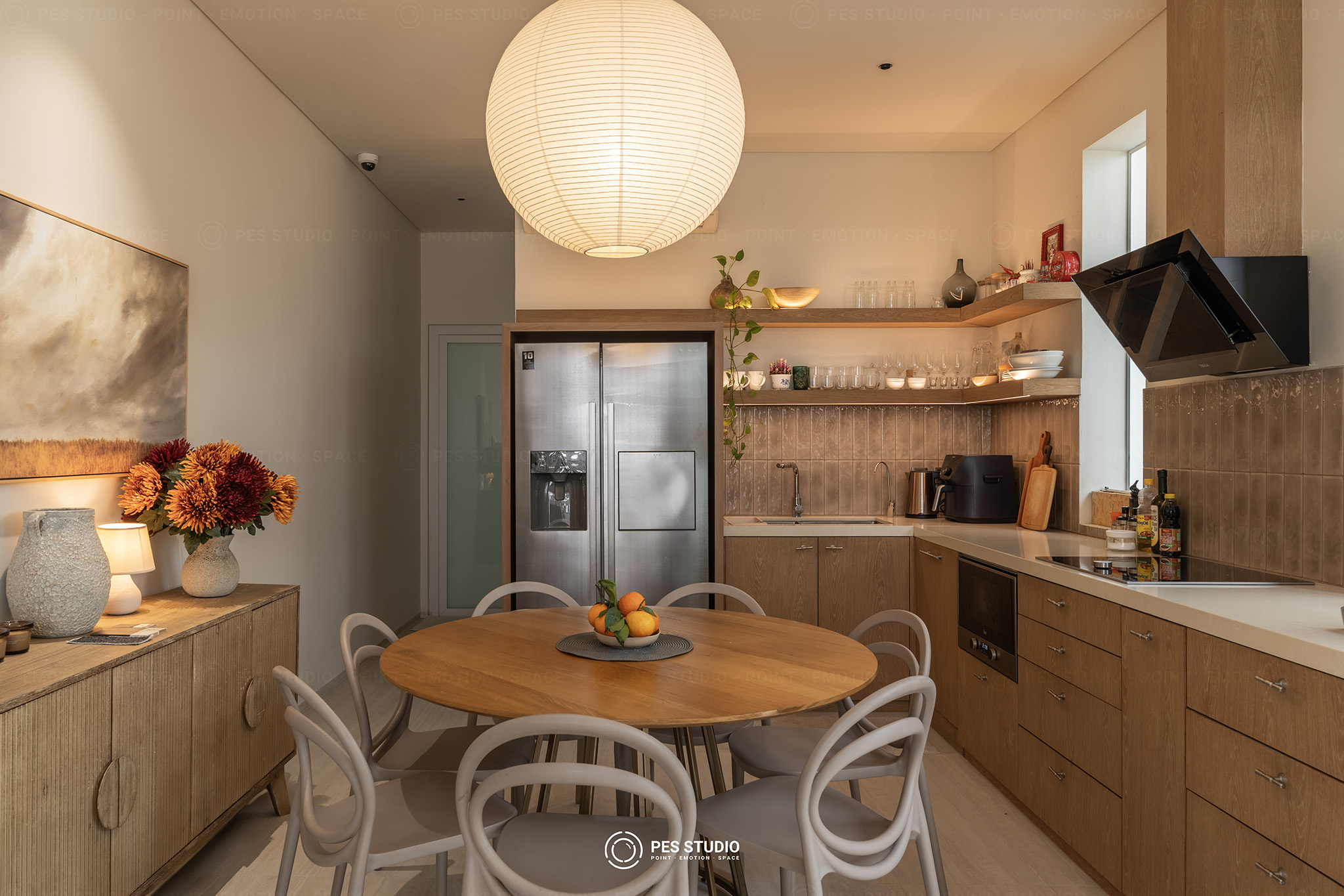 Khu bếp nhà phố Minimal Decor với bàn ăn tròn và đèn cầu giấy