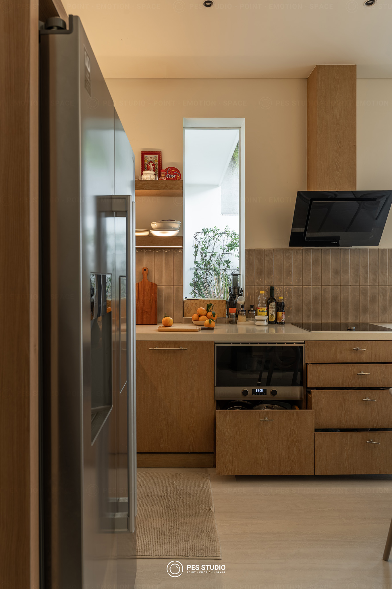 Tủ lạnh âm và hệ bếp gỗ sáng trong nhà phố Minimal Decor