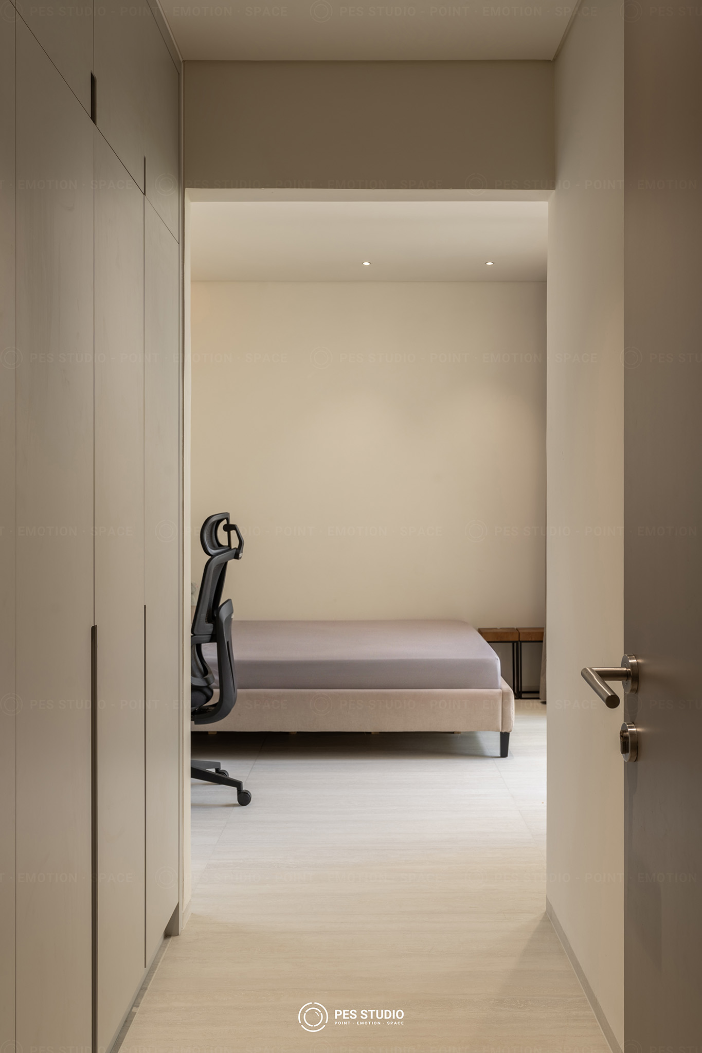 Phòng làm việc nhà phố với ghế văn phòng và ánh sáng cửa sổ