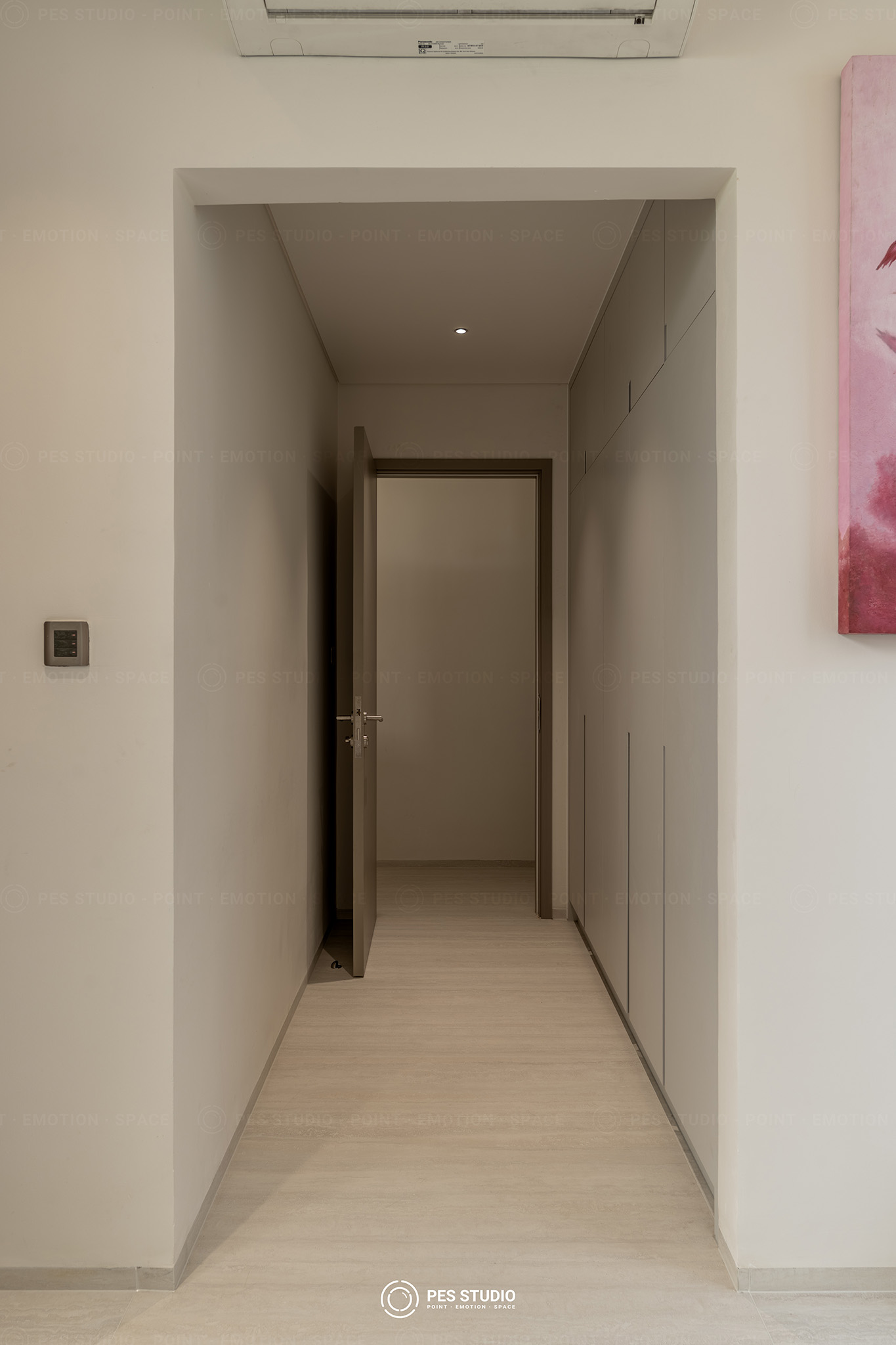 Hành lang phòng ngủ nhà phố Minimal Decor với tranh treo tường