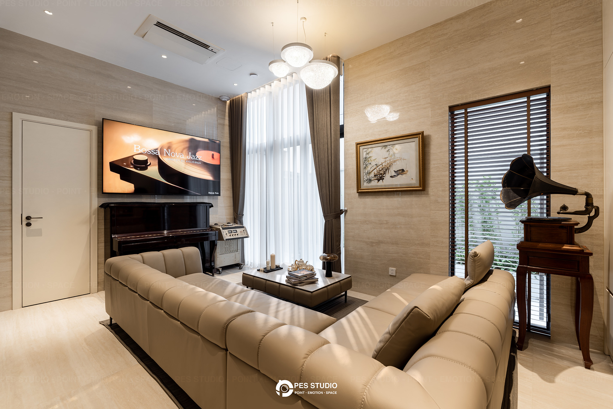 Phòng khách villa Sycamore với máy hát đĩa cổ đặt cạnh sofa da