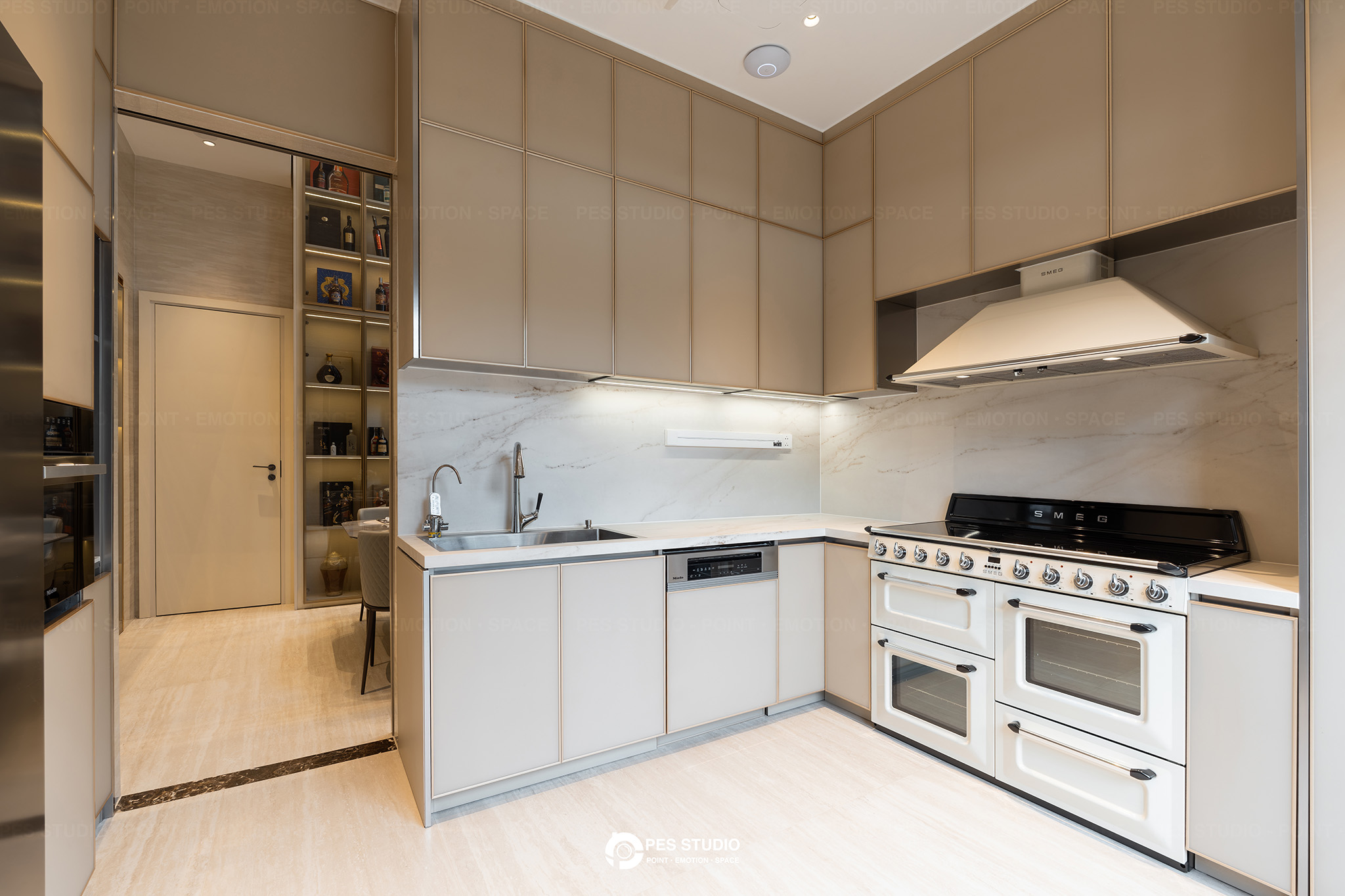 Bếp villa Sycamore với hệ tủ trắng và lò nướng chuyên dụng cỡ lớn