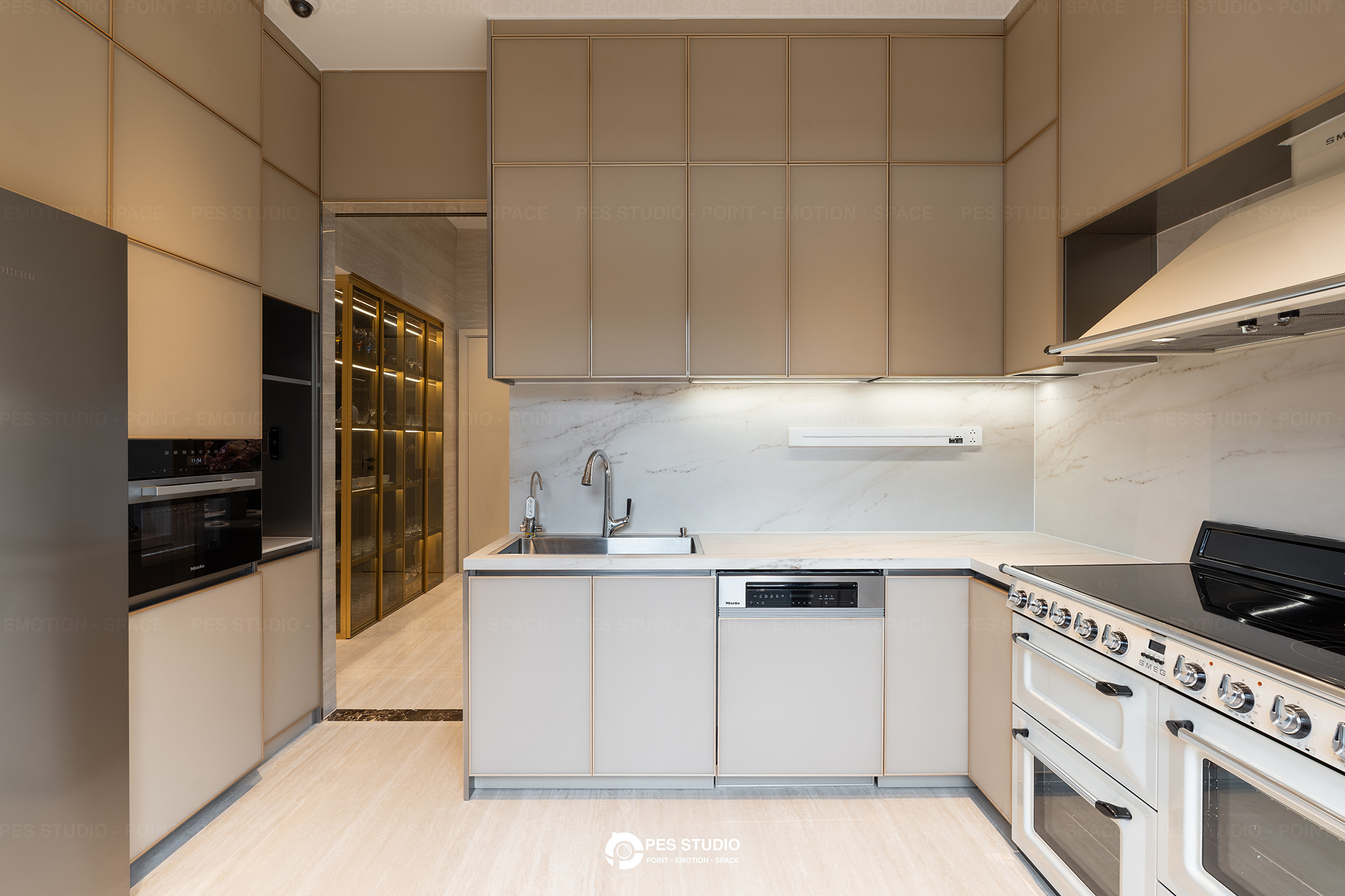 Bếp villa Sycamore nhìn từ góc khác với tủ rượu kính phía sau