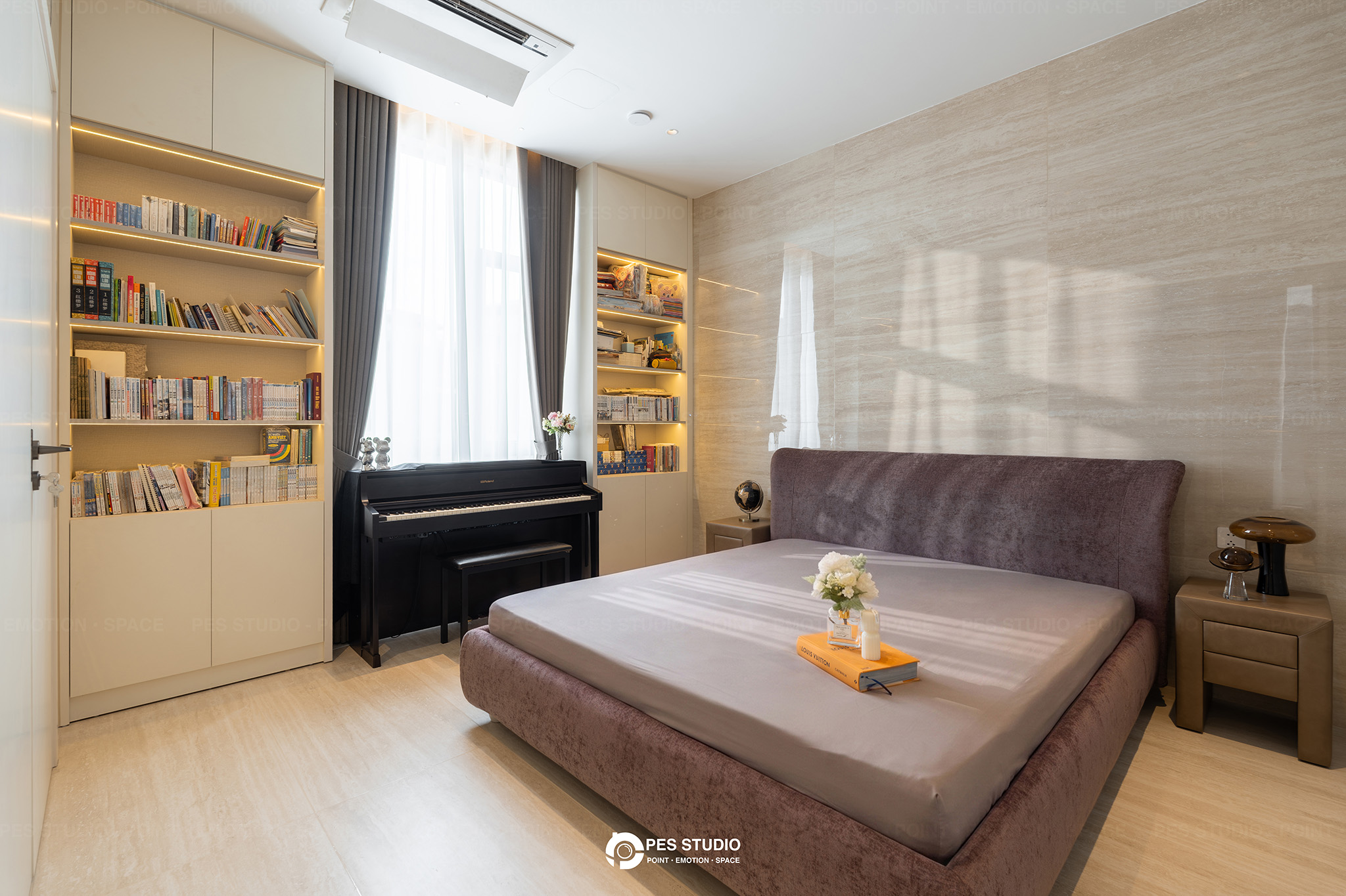 Phòng ngủ villa Sycamore với kệ sách âm tường và đàn piano nhỏ