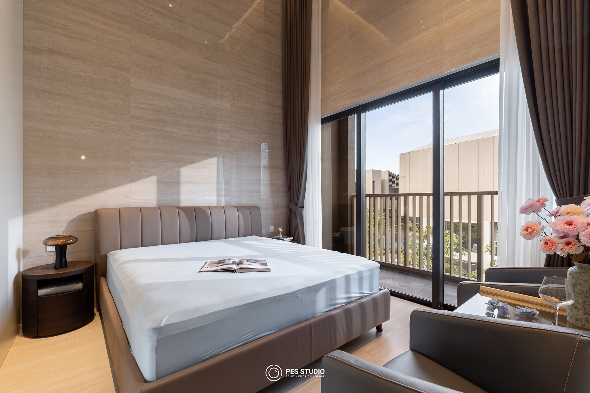 Phòng ngủ villa Sycamore Bình Dương với giường đôi và cửa kính ra ban công