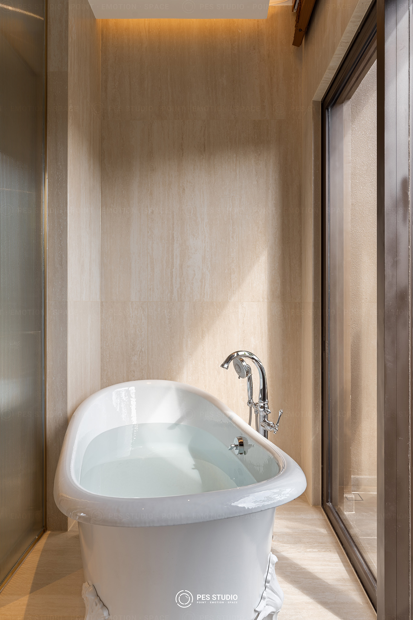 Phòng tắm villa Sycamore với bồn tắm chân thú đặt cạnh vách kính
