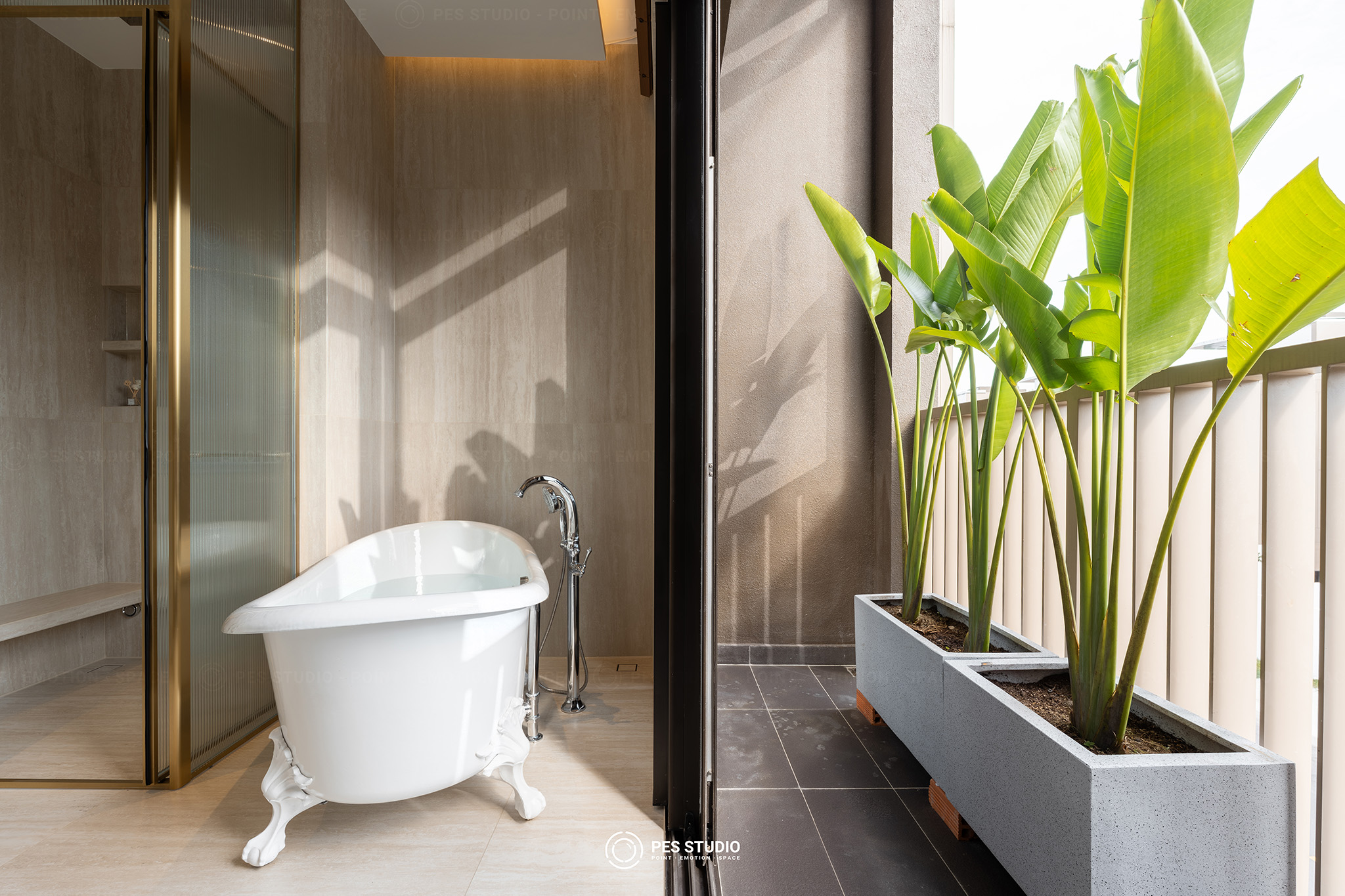 Bồn tắm chân thú villa Sycamore đặt bên luống cây trong nhà