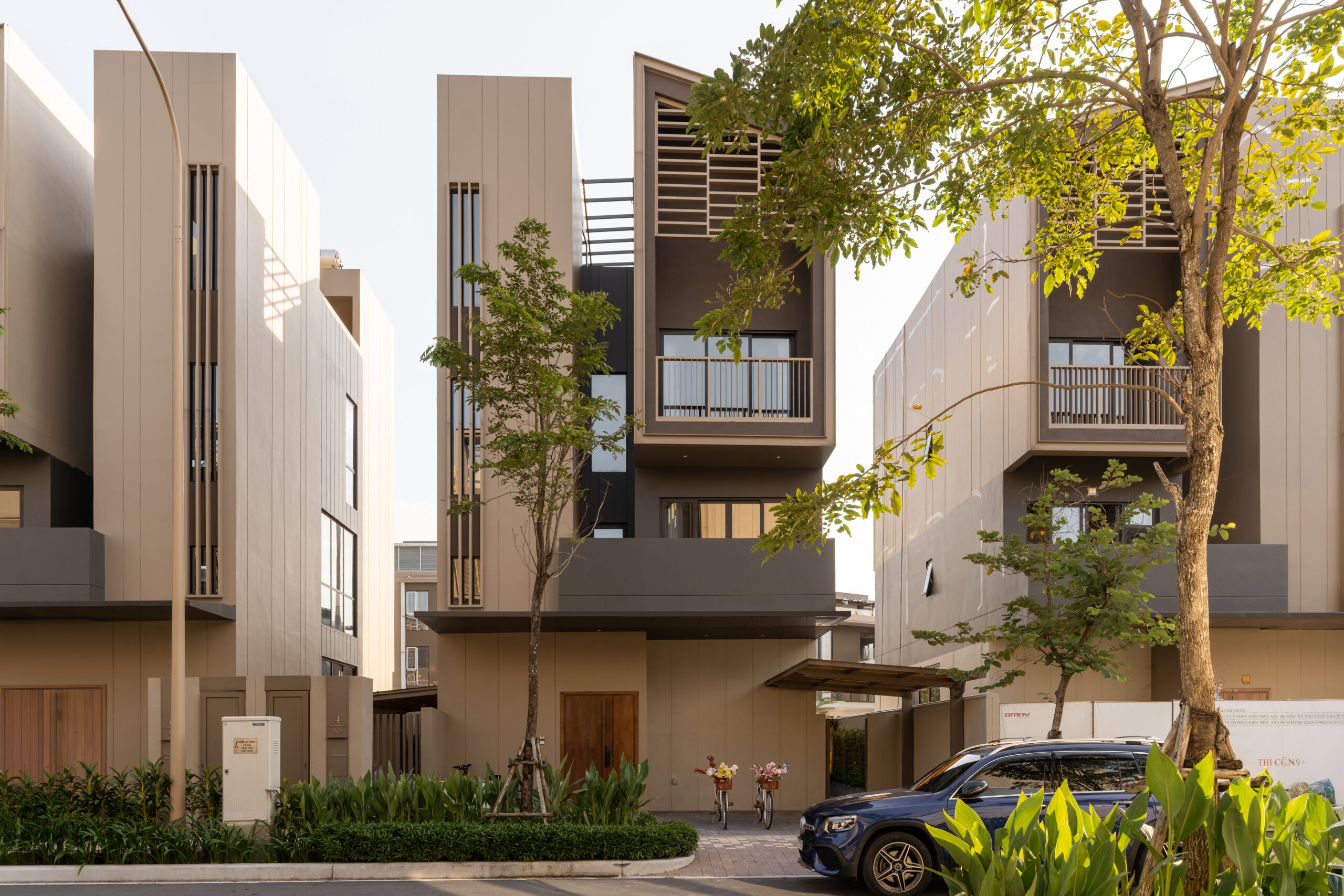 Home 1 Mặt tiền dãy villa Sycamore Bình Dương nhìn từ lối đi rợp cây