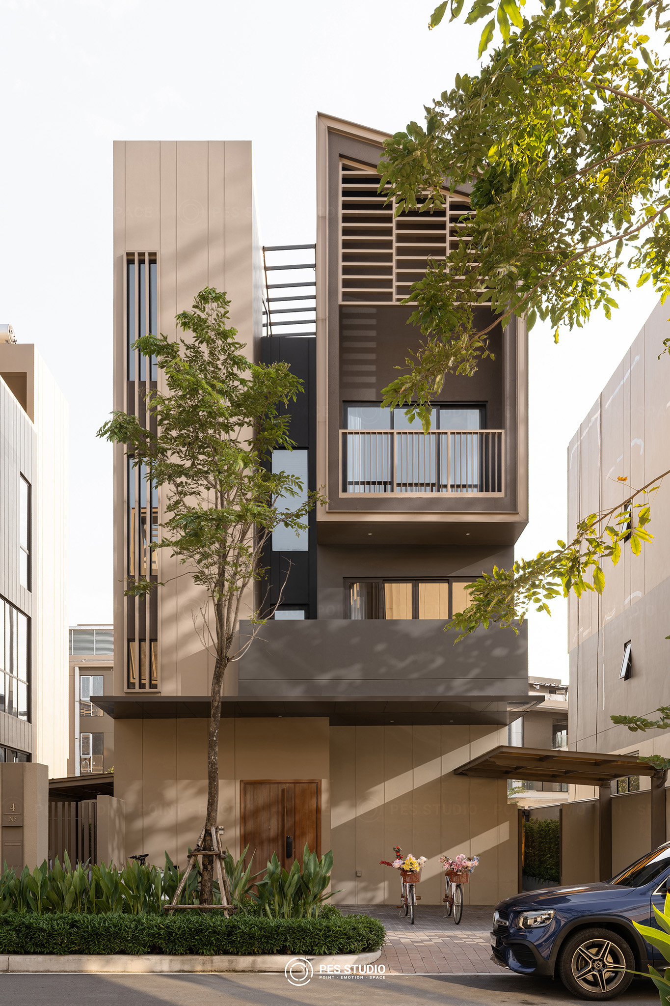Mặt tiền villa Sycamore với hệ lam gỗ và ban công trồng cây