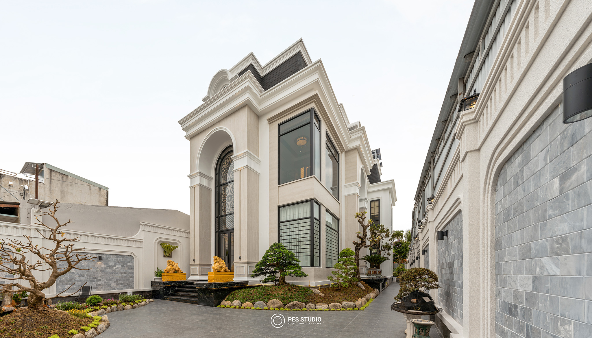 Góc chéo mặt tiền villa tân cổ điển, hệ phào chỉ và cột trang trí