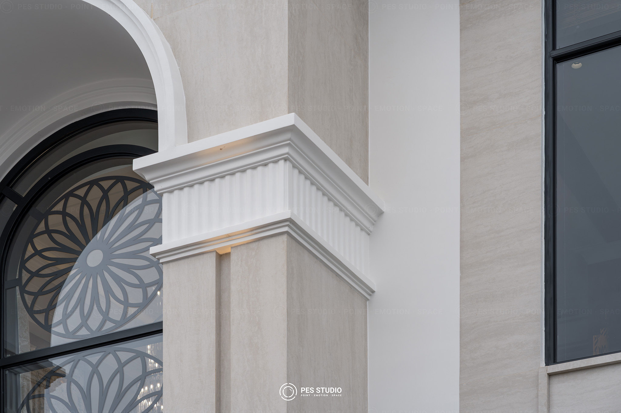 Hoa sắt uốn trên ô vòm tường rào villa tân cổ điển Vĩnh Long