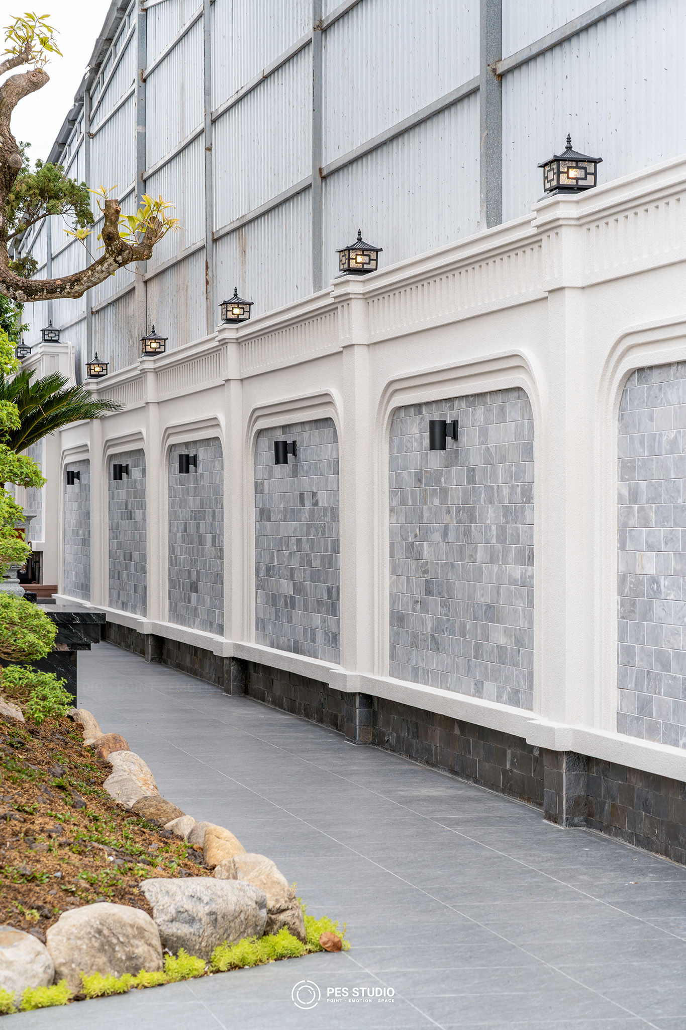 Chi tiết vòm cuốn và hoa sắt trên tường rào villa tân cổ điển